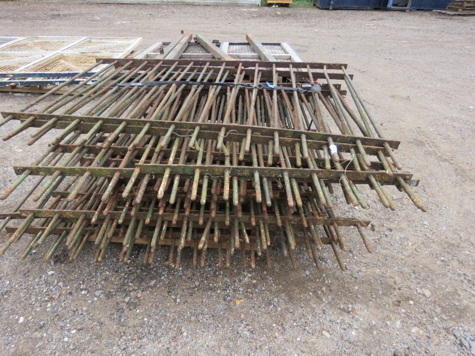 LARGE STACK OF OLD IRON RAILINGS, 1.3M HEIGHT APPROX. NO VAT ON HAMMER PRICE. - Image 2 of 4