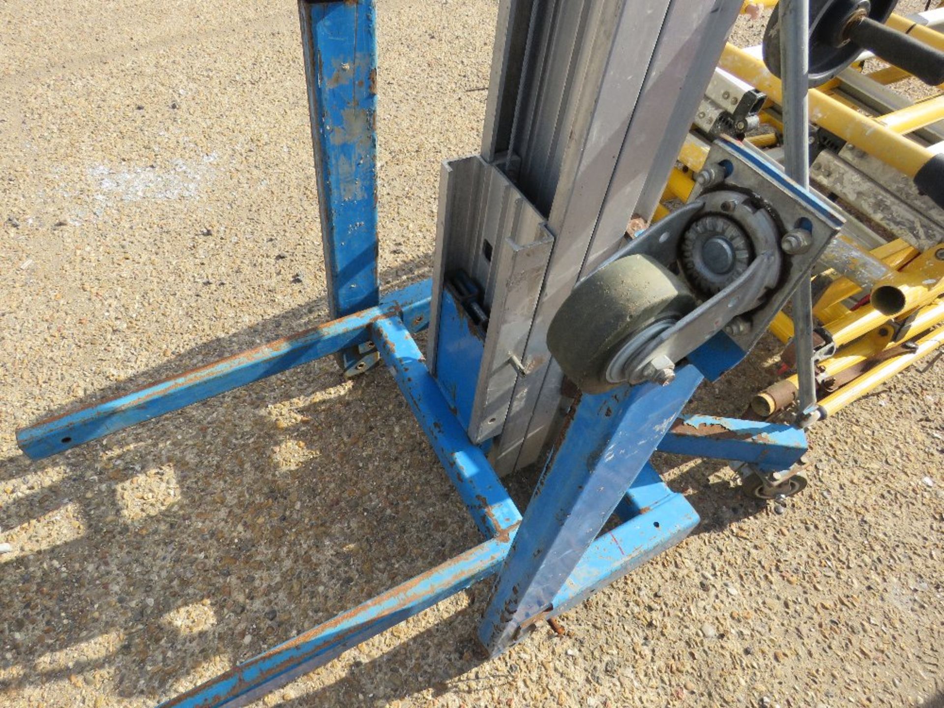 GENIE SLA10 MATERIAL HOIST UNIT WITH FORKS. YEAR 2012 BUILD. DIRECT FROM LOCAL COMPANY AS PART OF TH - Image 3 of 4