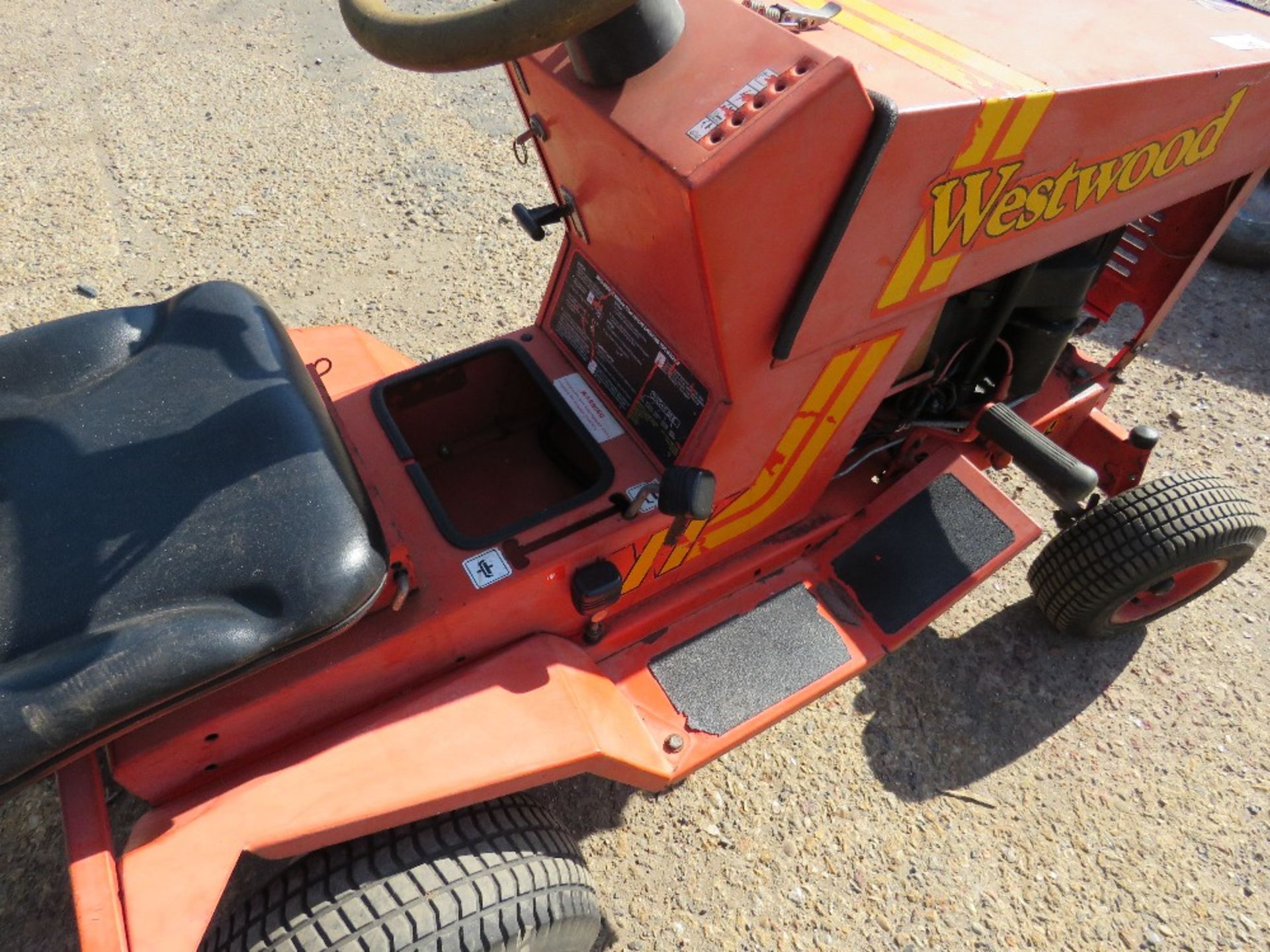 WESTWOOD GARDEN TRACTOR, NO DECK. - Image 2 of 4