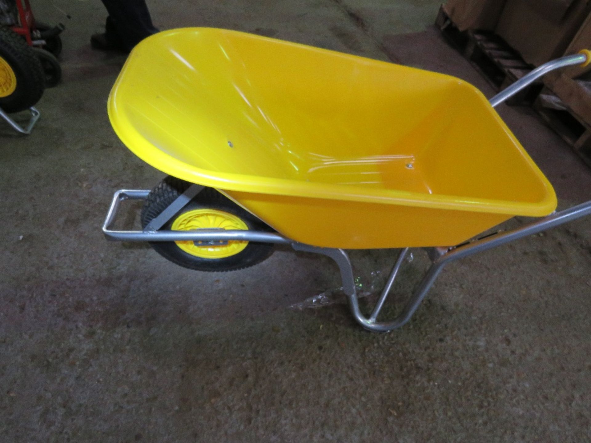 HEAVY DUTY BUILDER'S WHEELBARROW, LIGHTWEIGHT, UNUSED.