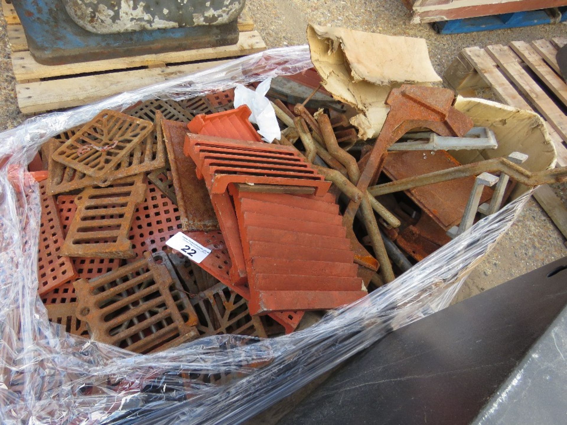 PALLET OF CAST IRON DRAIN GRILLES ETC. NO VAT ON HAMMER PRICE. - Image 3 of 3