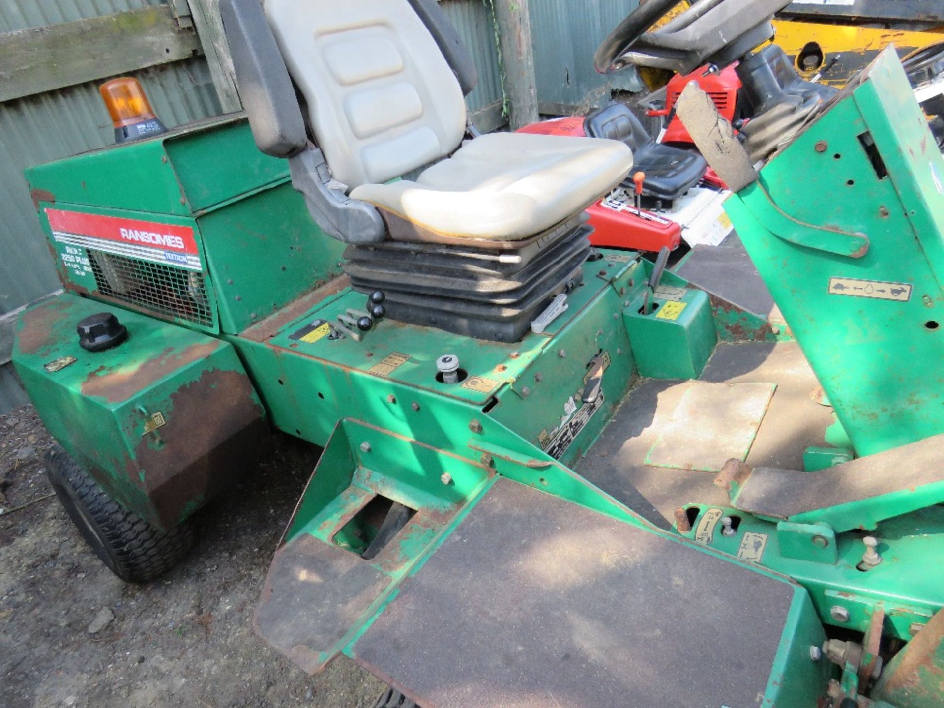 RANSOMES 2350 PLUS PARKWAY 4WD PROFESSIONAL RIDE ON TRIPLE CYLINDER MOWER. REG:Y188 HUB (LOG BOOK TO - Image 2 of 10