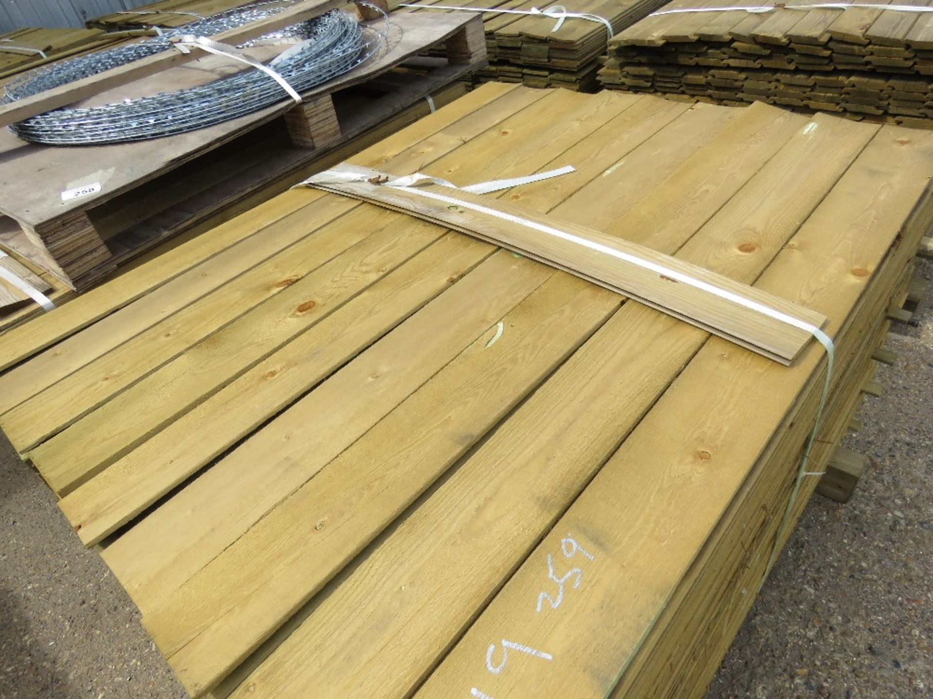 LARGE PACK OF FEATHER EDGE FENCE CLADDING TIMBER BOARDS, 1.19M LENGTH X 10CM WIDTH APPROX. - Image 3 of 3