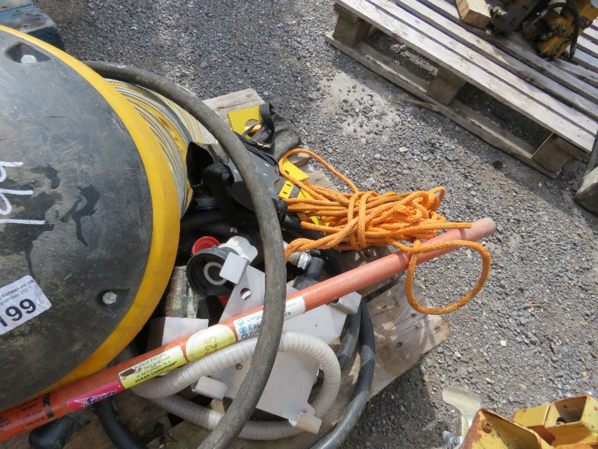 PALLET CONTAINING LIFTING CHAIN AND SUNDRIES. - Image 4 of 4