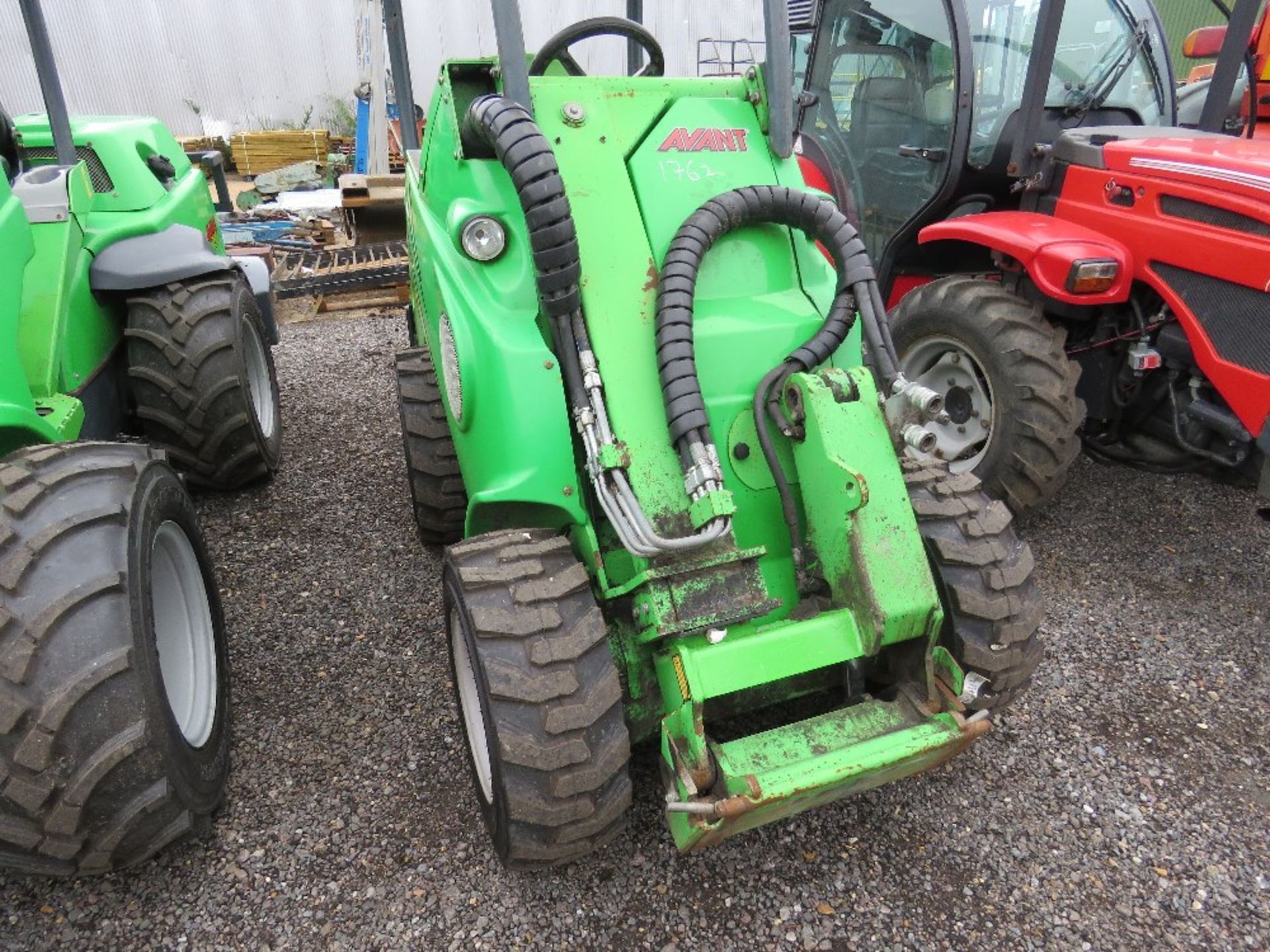 AVANT 420 COMPACT SIZED PIVOT STEER TELESCOPIC LOADER, YEAR 2011. 1718 REC HOURS. SN:61532112. WHEN - Image 2 of 7