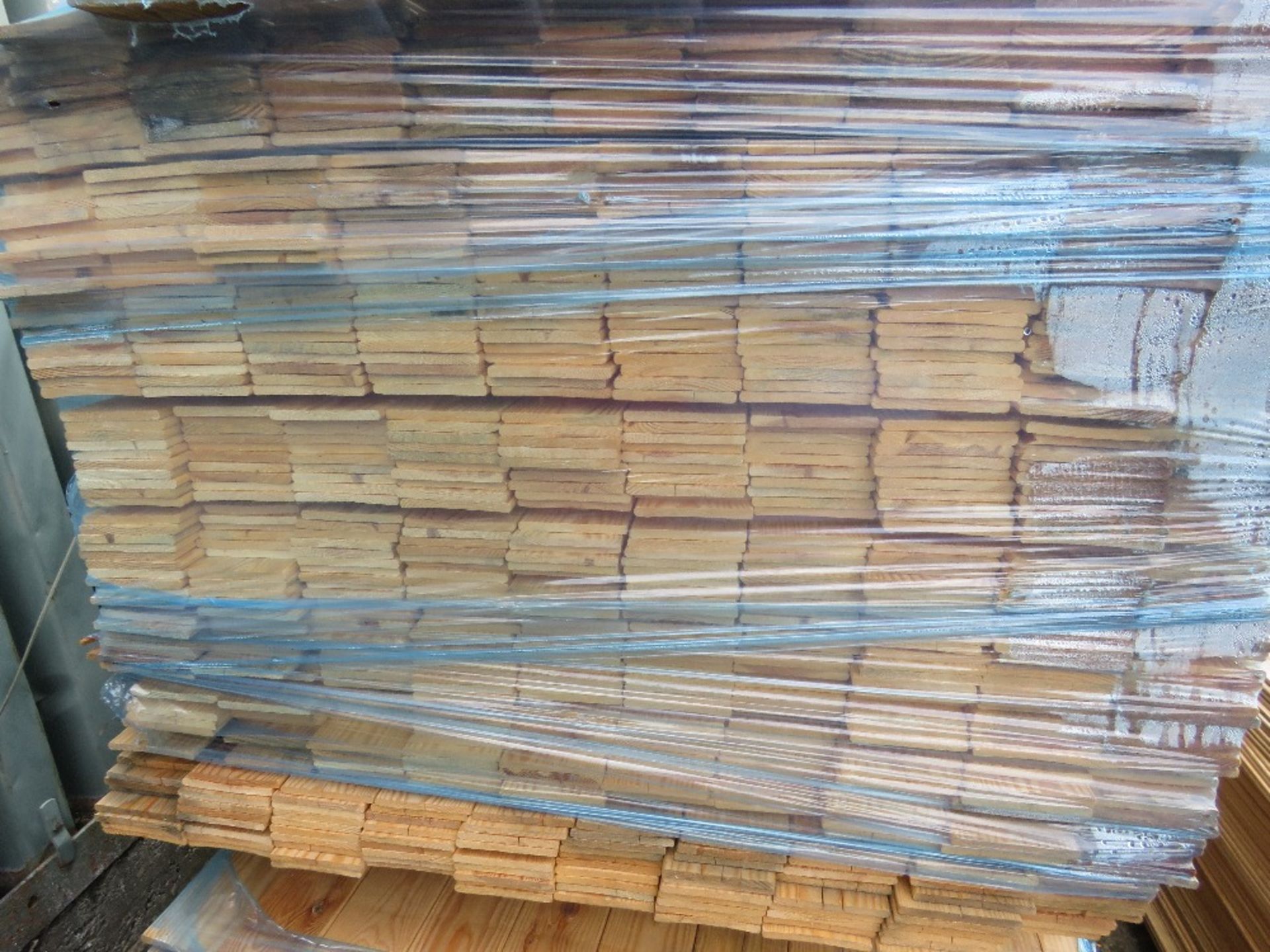 LARGE PACK OF UNTREATED HIT AND MISS FENCE CLADDING TIMBER BOARDS, 1.75 M LENGTH X 10CM WIDTH APPROX - Image 3 of 3