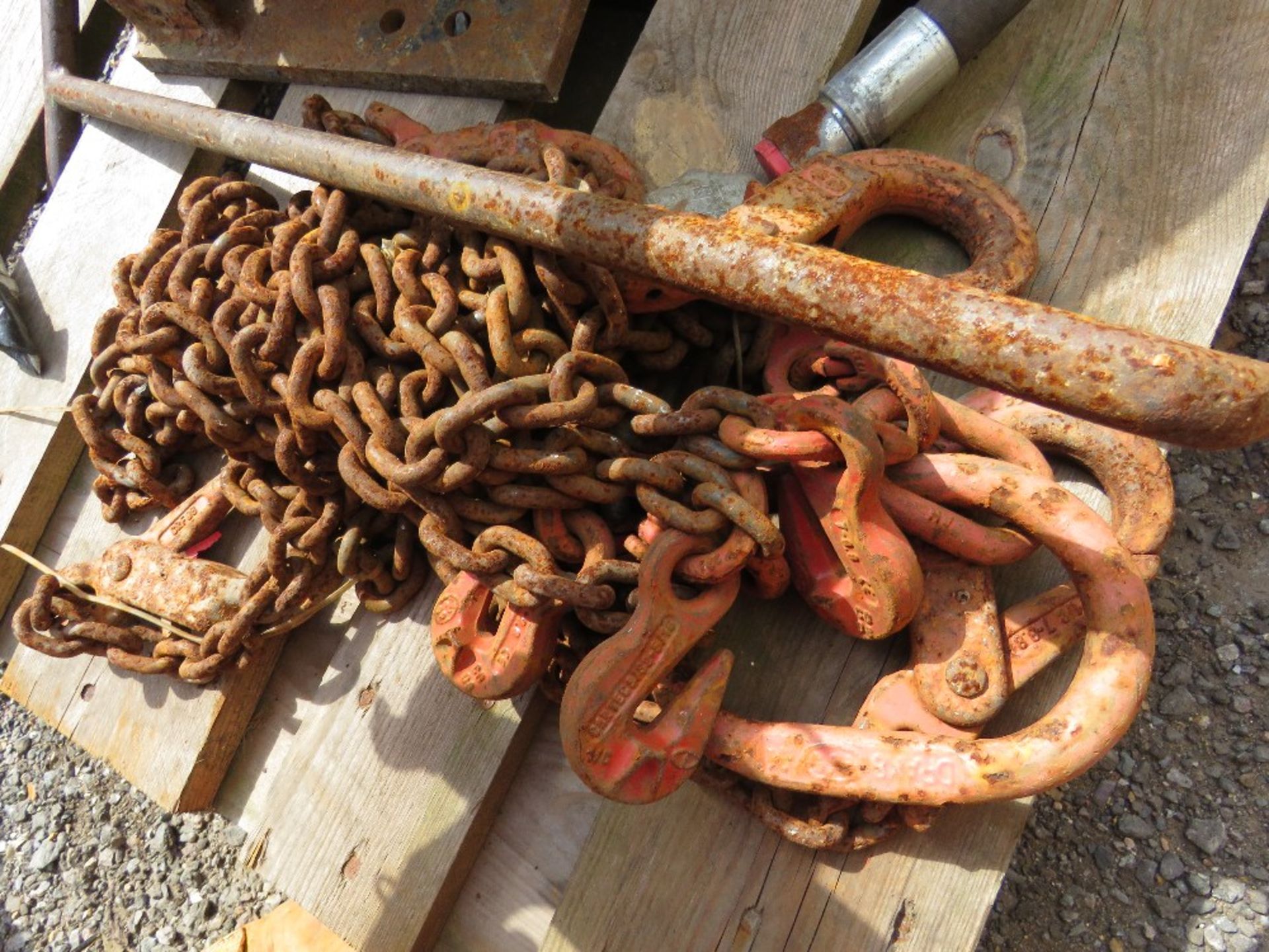 PALLET CONTAINING LIFTING CHAIN AND SUNDRIES. - Image 3 of 4