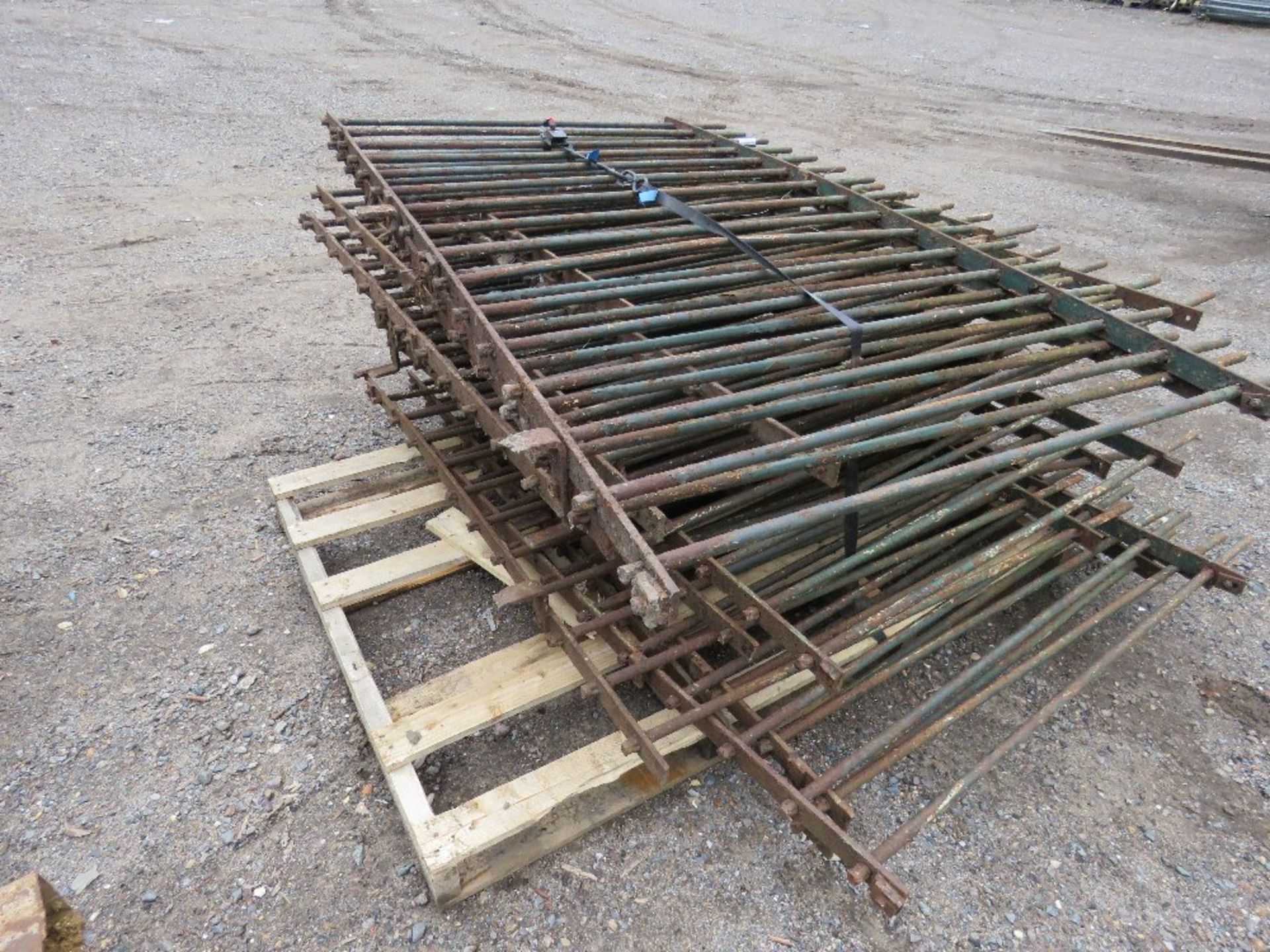 LARGE STACK OF OLD IRON RAILINGS, 1.3M HEIGHT APPROX. NO VAT ON HAMMER PRICE. - Image 4 of 4