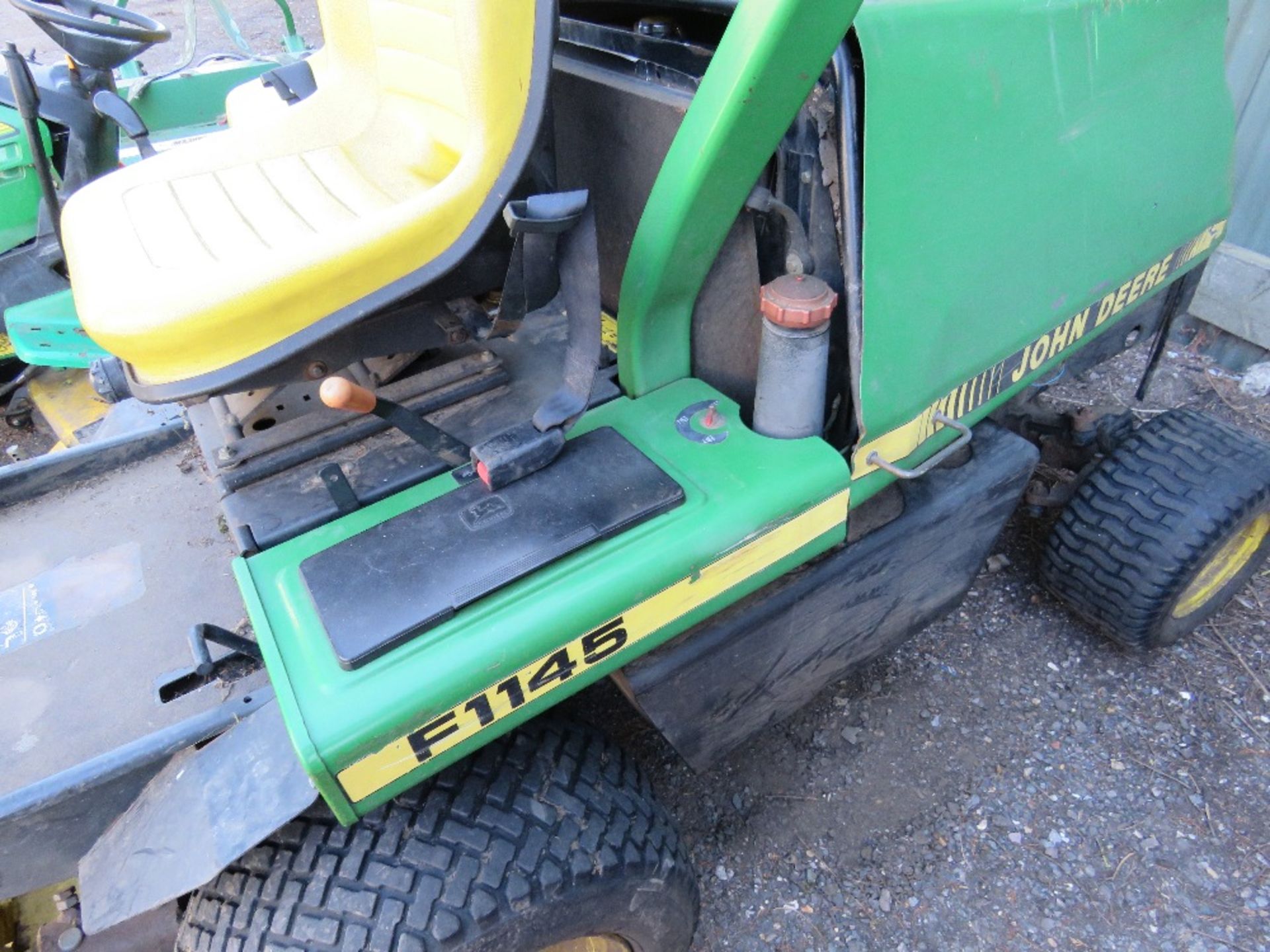 JOHN DEERE F1145 4WD RIDE ON MOWER WITH OUTFRONT 5FT DECK. YEAR 1998 BUILD. - Image 4 of 6