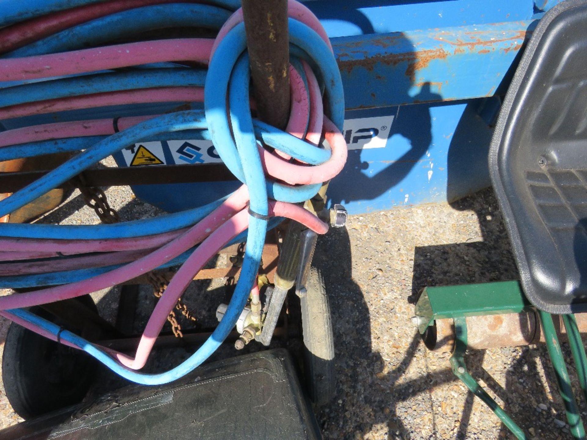 GAS CUTTING EQUIPMENT PLUS A BOTTLE BARROW. - Image 3 of 4