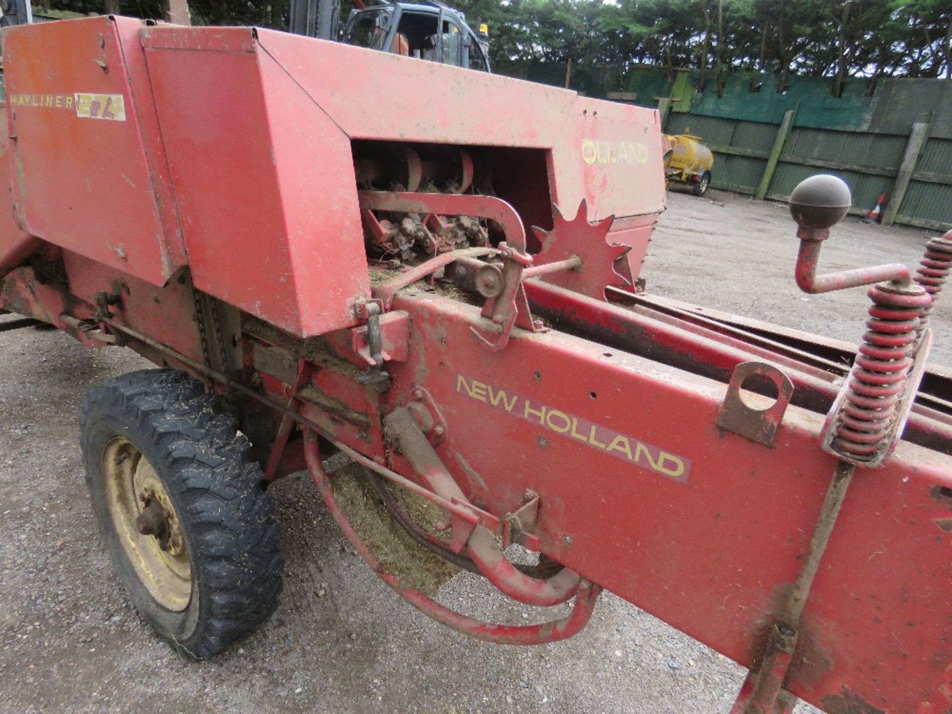 NEW HOLLAND HAYLINER 274 CONVENTIONAL BALER PLUS A TOWED FLAT 8 BALE ACCUMULATOR - Image 9 of 12