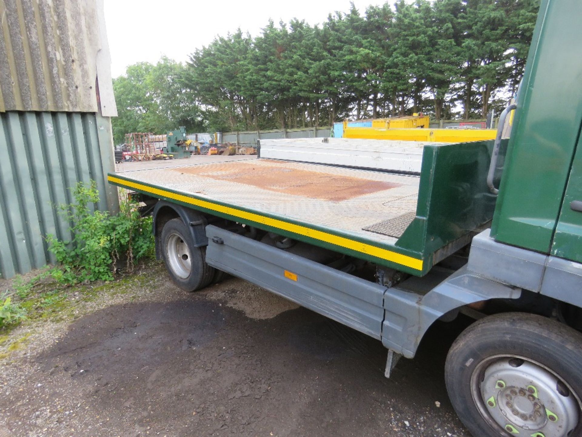 MERCEDES 7.5TONNE FLAT BED LORRY REG:GN55 NUP. MANUAL GEARBOX. STEEL CHEQUER PLATE BODY, 12FT LENGTH - Image 2 of 10