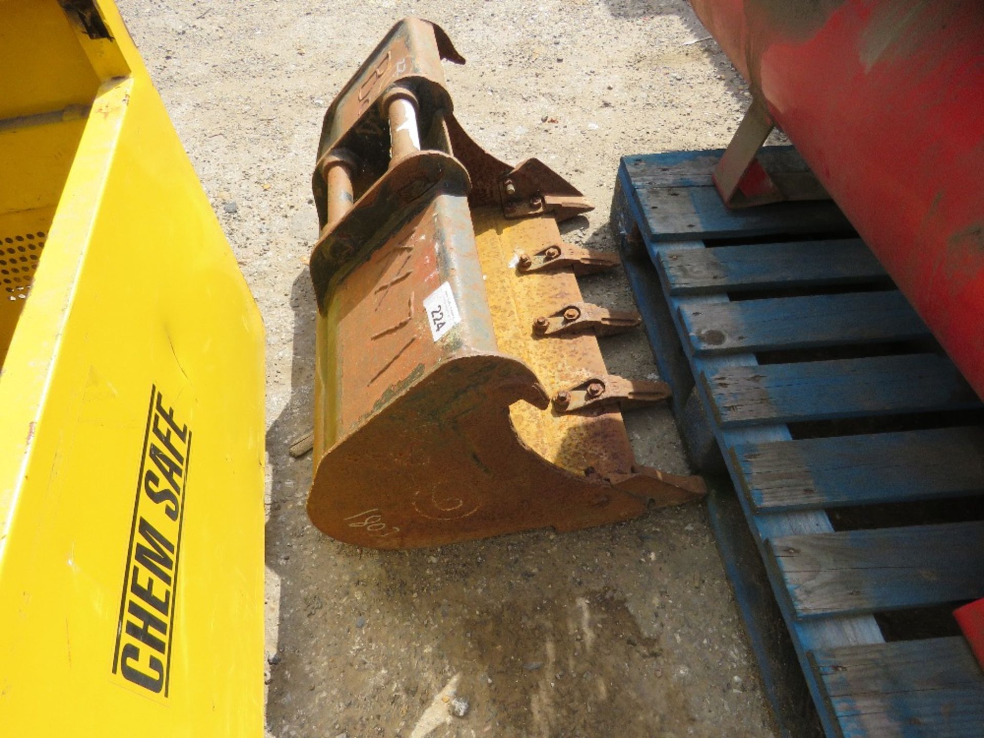 KUBOTA kx71 2ft EXCAVATOR BUCKET.