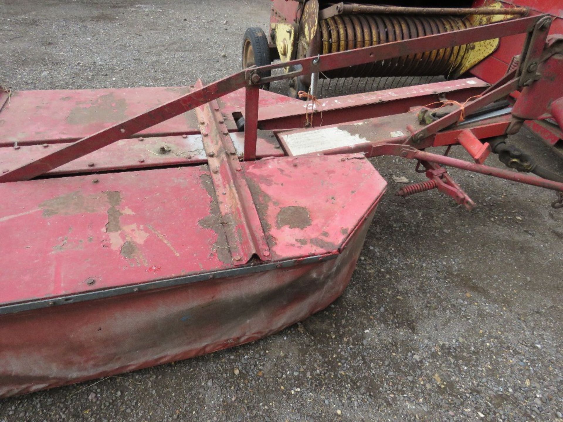 INTERNATIONAL T170 TWIN DRUM HAY MOWER. DIRECT FROM LOCAL HAY CONTRACTOR WHO IS RETIRING. LAST USED - Image 2 of 6