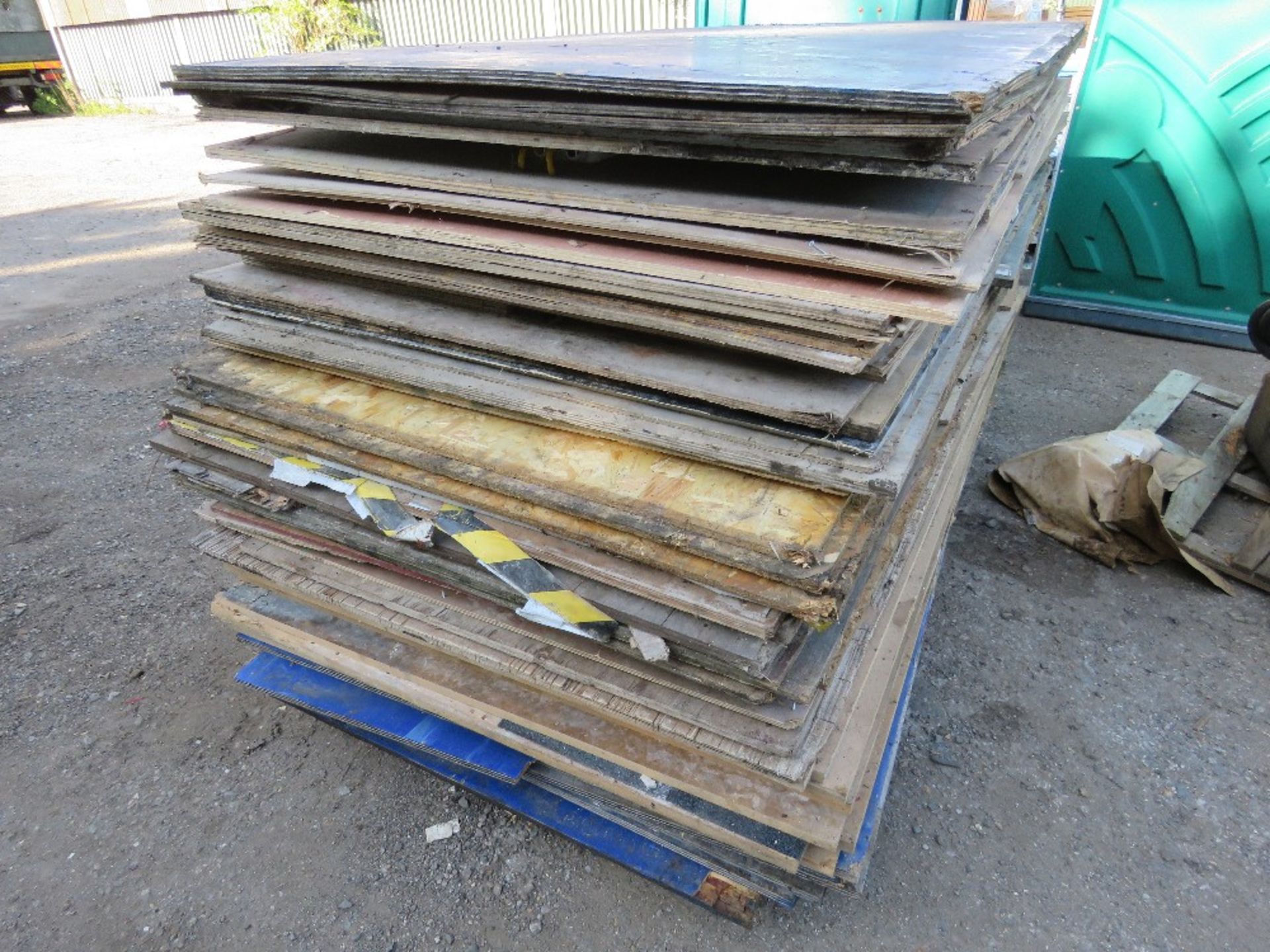 STACK OF APPROXIMATELY 65NO ASSORTED PRE USED PLYWOOD AND OTHER BOARDS. SOLD UNDER THE AUCTIONEERS M - Image 3 of 4