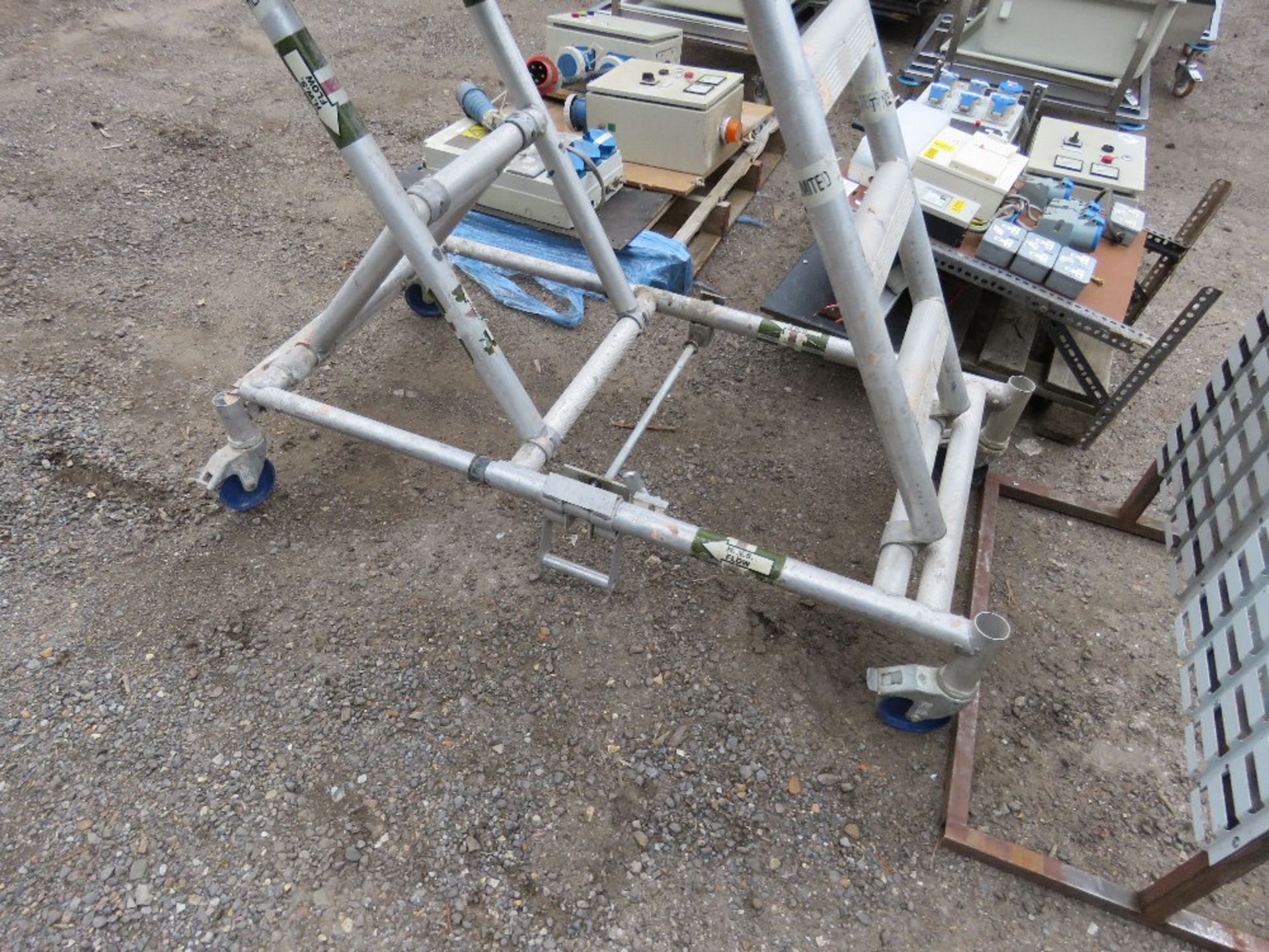 YOUNGMAN ADJUSTAMINIT WHEELED PODIUM. SOLD UNDER THE AUCTIONEERS MARGIN SCHEME, THEREFORE NO VAT CHA - Image 2 of 4