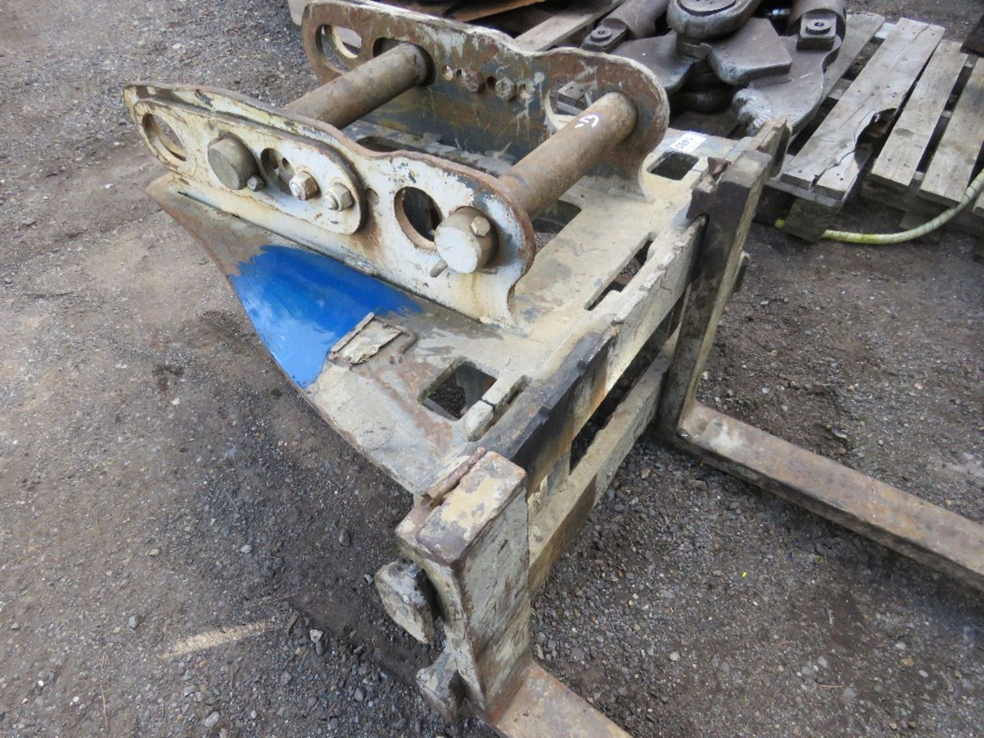 SET OF DROMONE EXCAVATOR MOUNTED PALLET FORKS, CURRENTLY ON 65MM PINNED BRACKET - Image 3 of 5