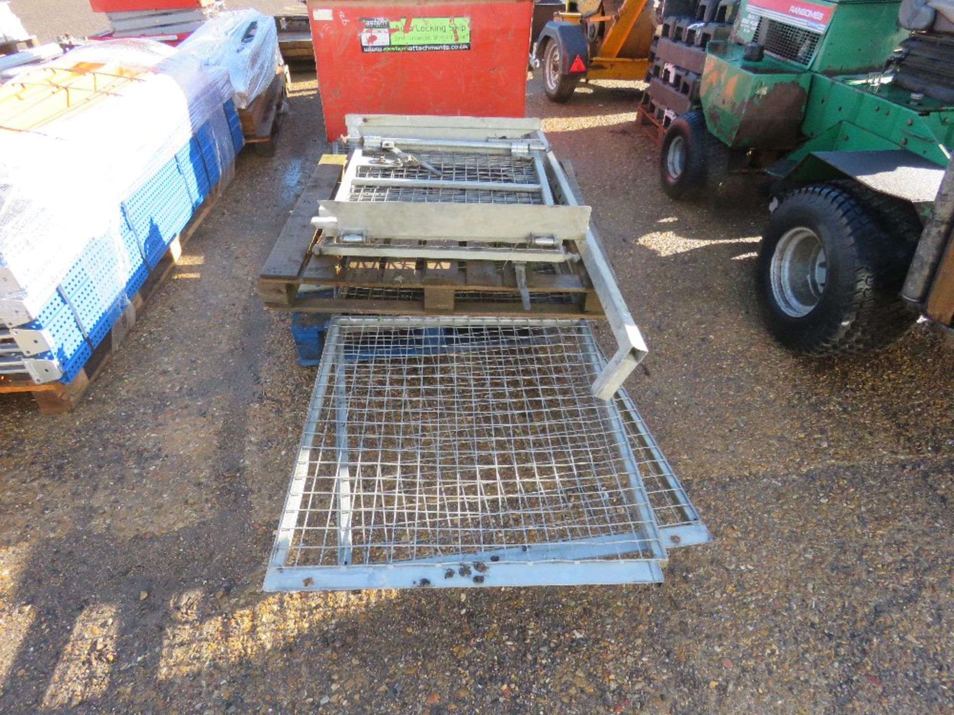 2 X MESH CAGE SIDES PLUS BARN DOORS PREVIOUSLY USED ON 3500KG TIPPER. 10FT LENGTH APPROX. - Image 2 of 3