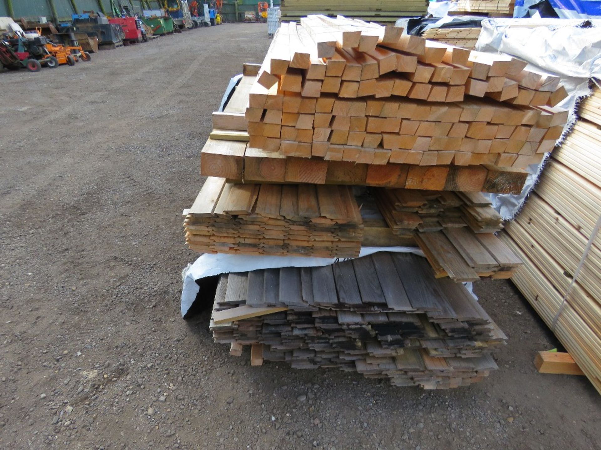 STACK OF ASSORTED SHIPLAP CLADDING, POSTS AND FENCING TIMBERS. - Image 2 of 4