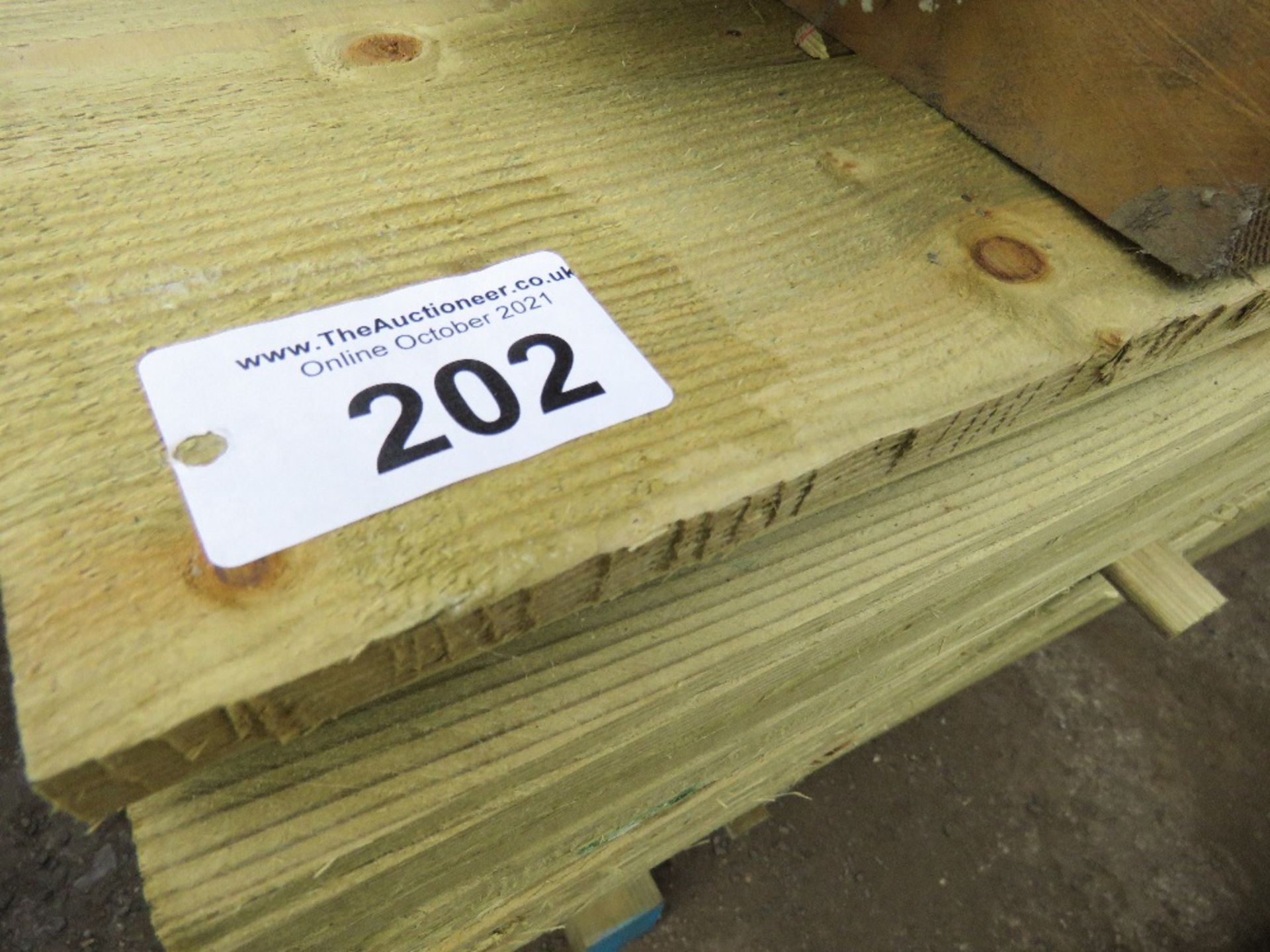 LARGE PACK OF PRESSURE TREATED FEATHER EDGE TIMBER FENCE CLADDING BOARDS. SIZE: 1.65M LENGTH, - Image 4 of 4