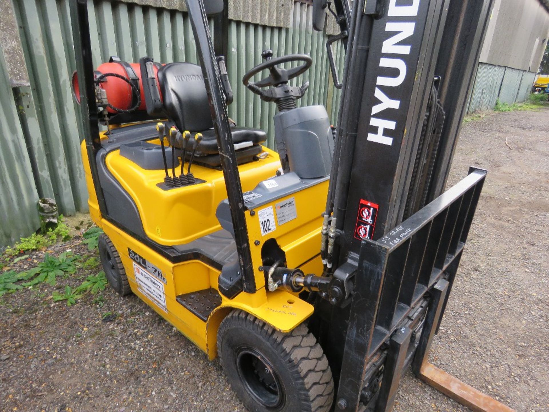 HYUNDAI 20L-7M GAS POWERED 2 TONNE FORKLIFT TRUCK. YEAR 2018 BUILD, LITTLE USED RECENTLY.