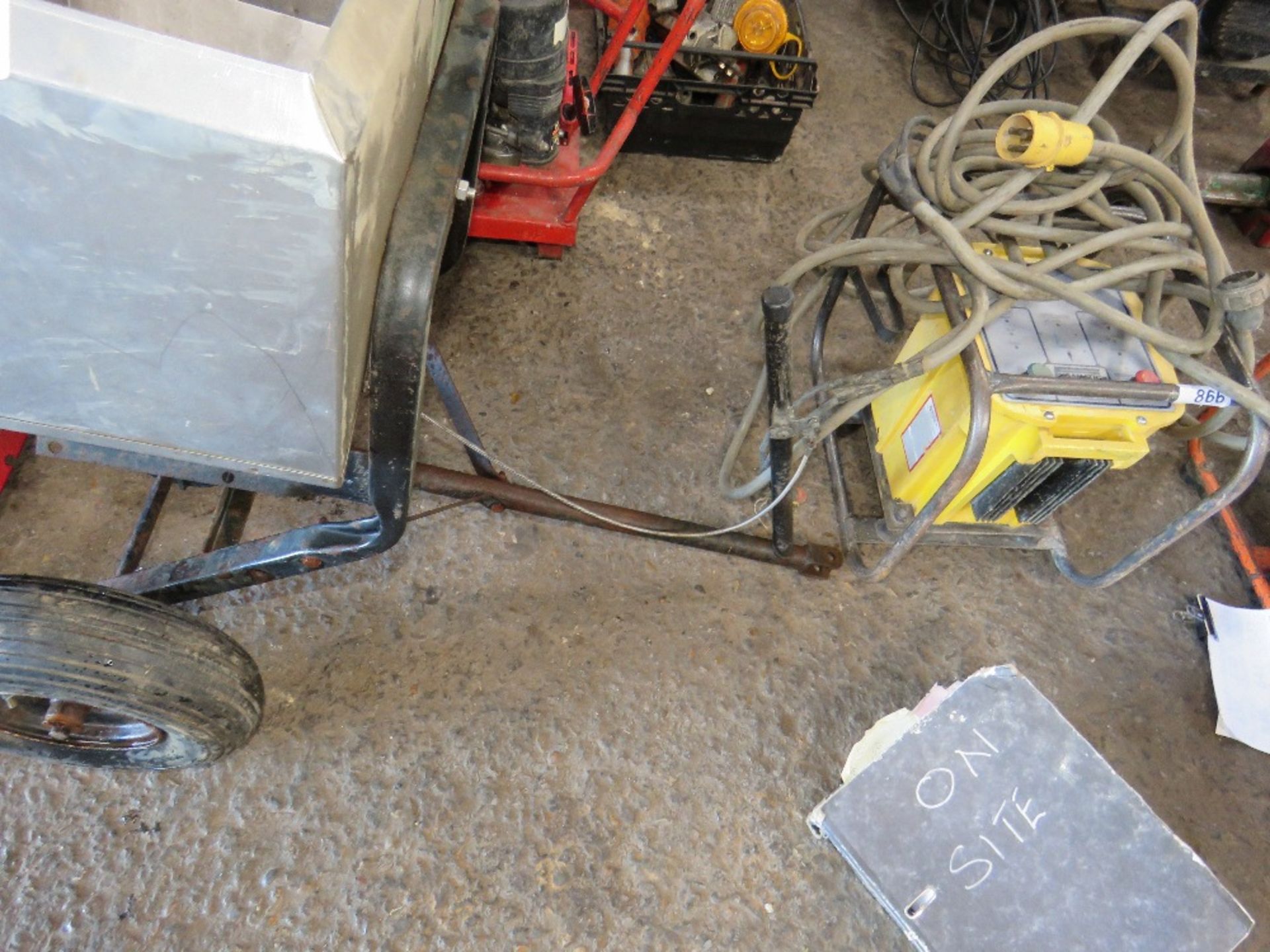 SMALL SIZED SPREADER UNIT FOR GARDEN TRACTOR. - Image 3 of 3