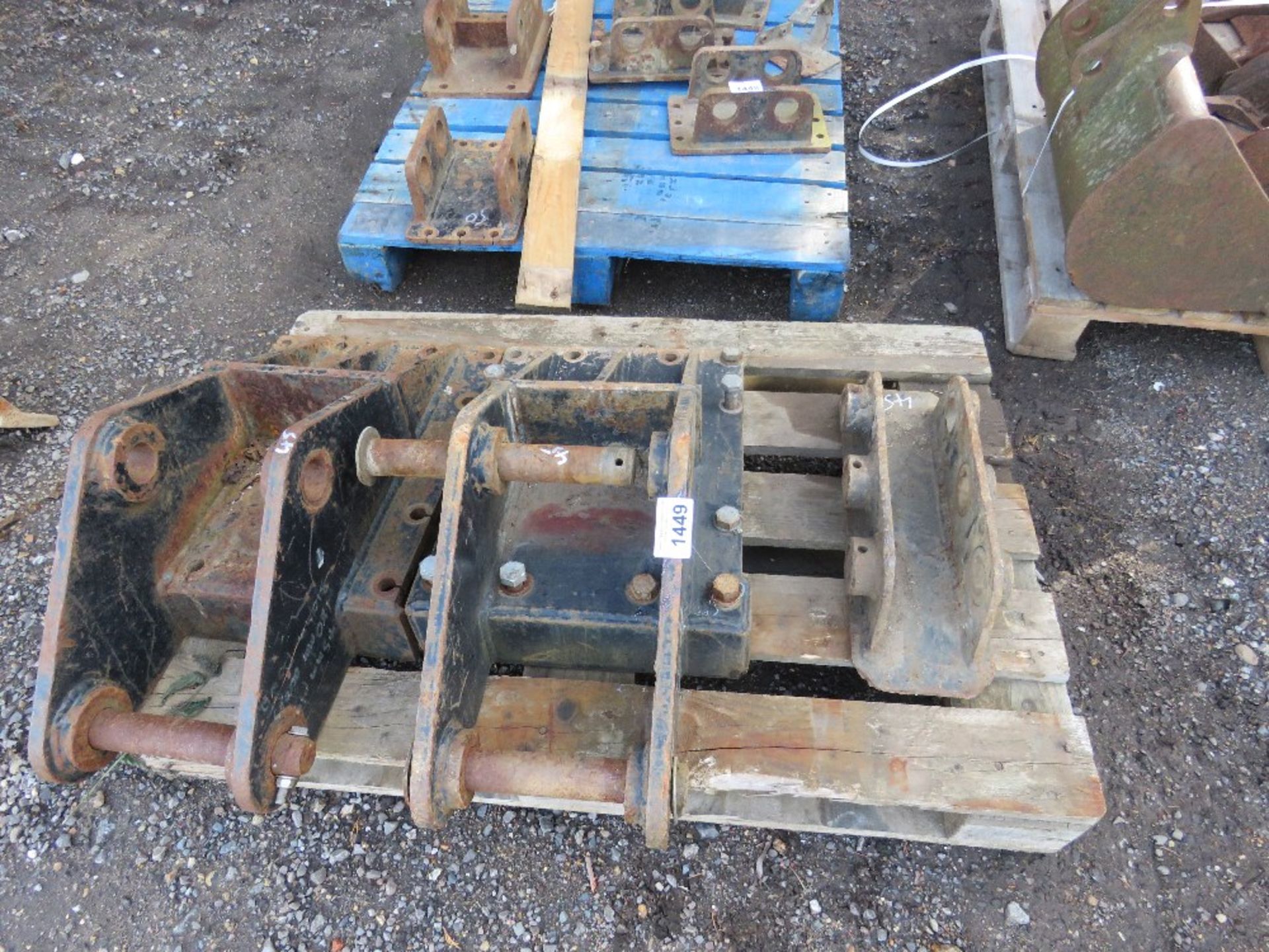 PALLET CONTAINING 2 X 45MM PINNED EXCAVATOR BREAKER HEADSTOCKS / MOUNTING BRACKETS, PLUS A BOOM MOUN