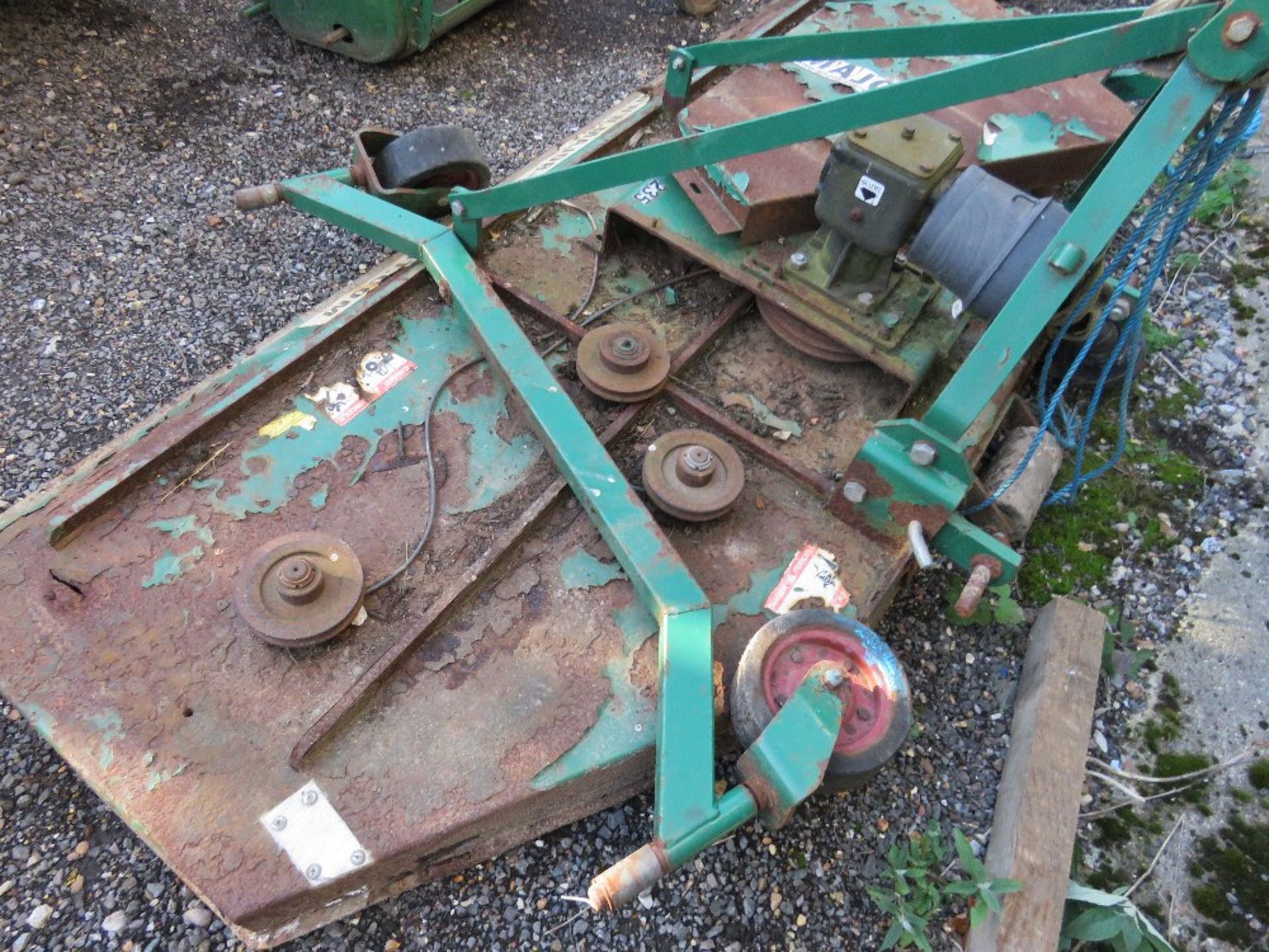 MAJOR 8FT WIDE FINISHING MOWER, TRACTOR MOUNTED....NO BELTS...FOR REPAIR. THIS LOT IS SOLD UNDER T - Image 3 of 3