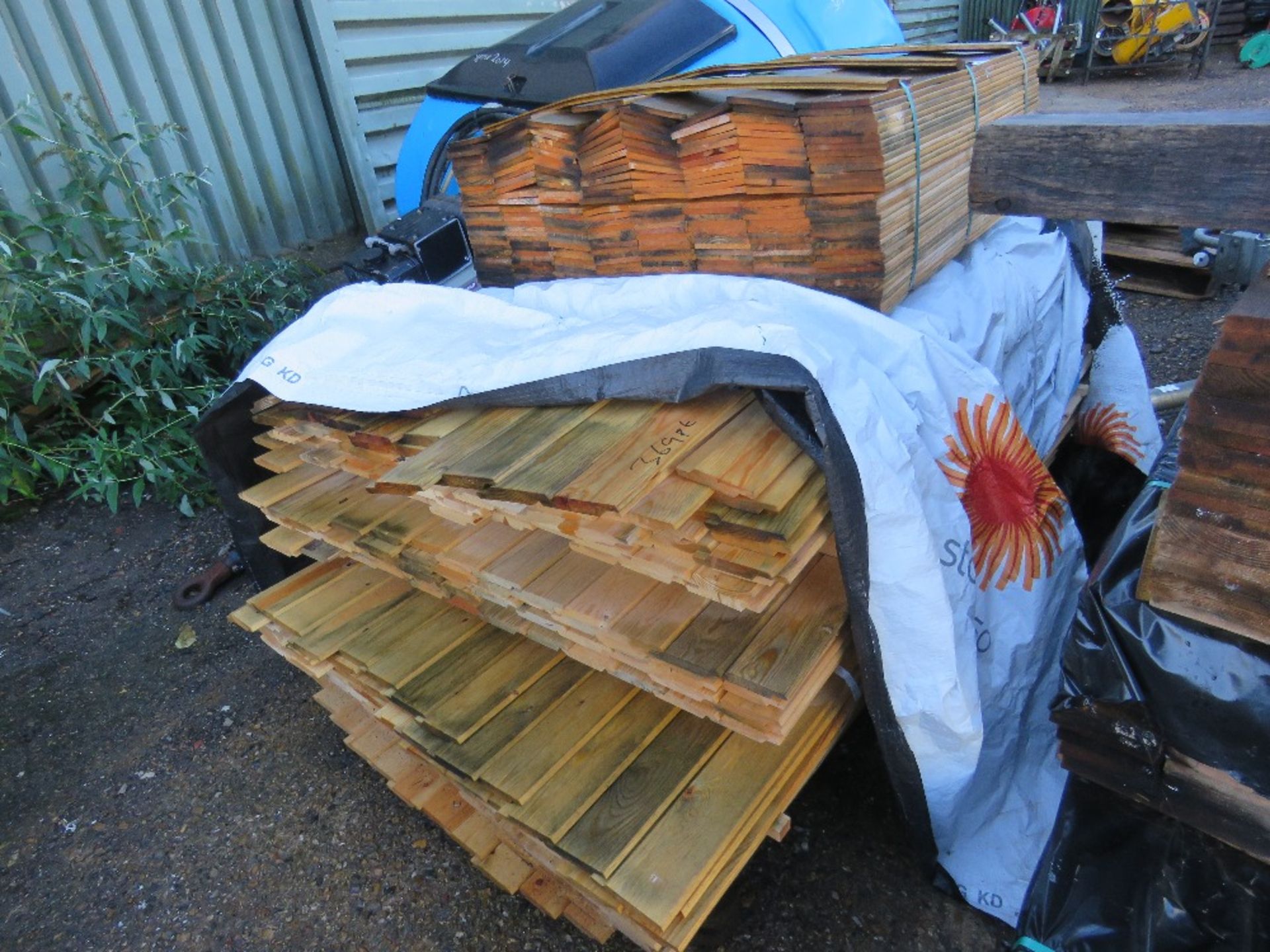 STACK OF UNTREATED HIT AND MISS AND SHIPLAP FENCE CLADDING TIMBERS. - Image 3 of 4