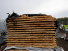 LARGE PACK OF UNTREATED TIMBER FENCE PANEL TOPS, TRIANGLE SHAPE. SIZE: 1.77M LENGTH X 70MM WIDTH