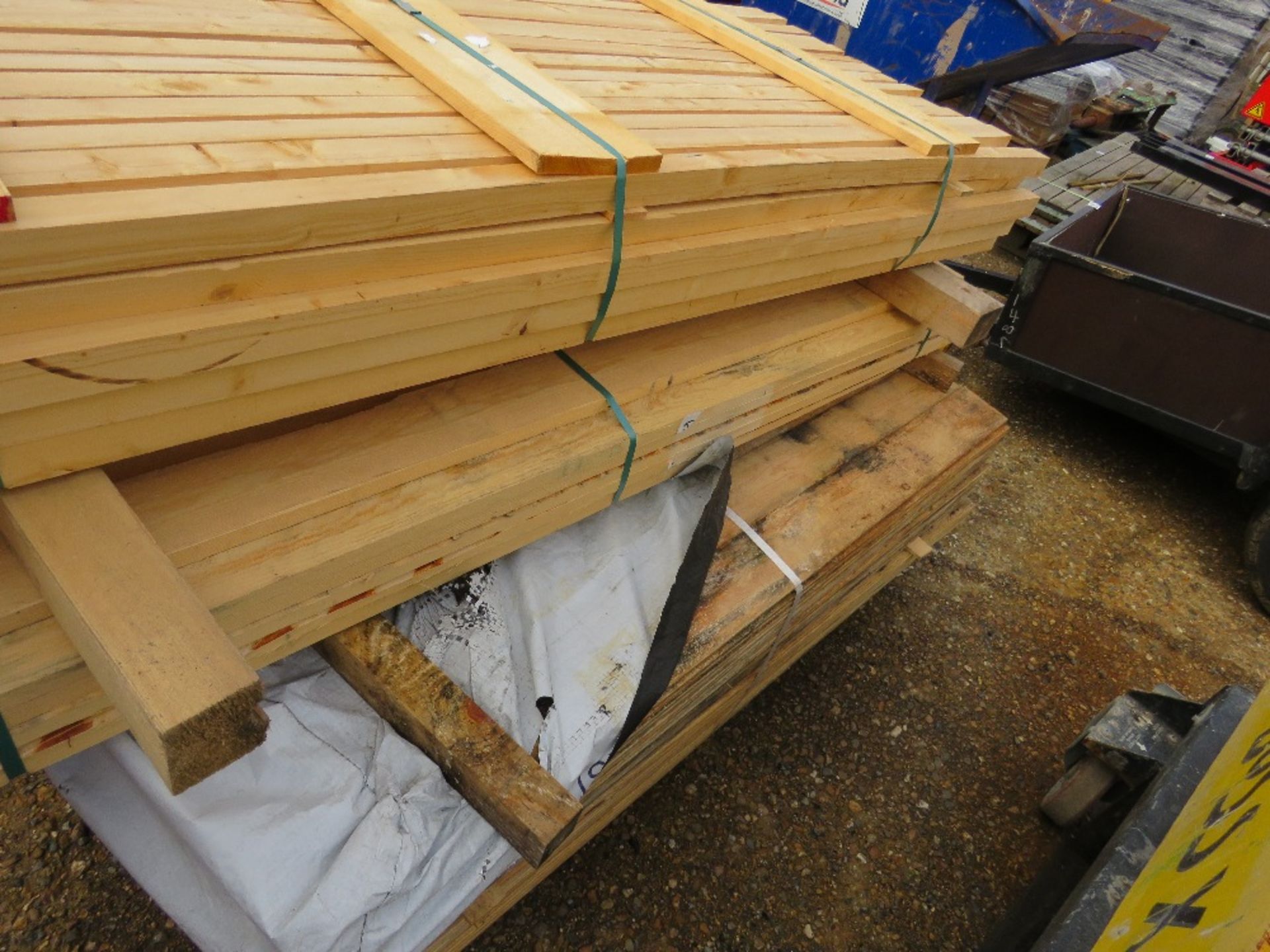 STACK OF ASSORTED FENCING TIMBERS. - Image 5 of 5