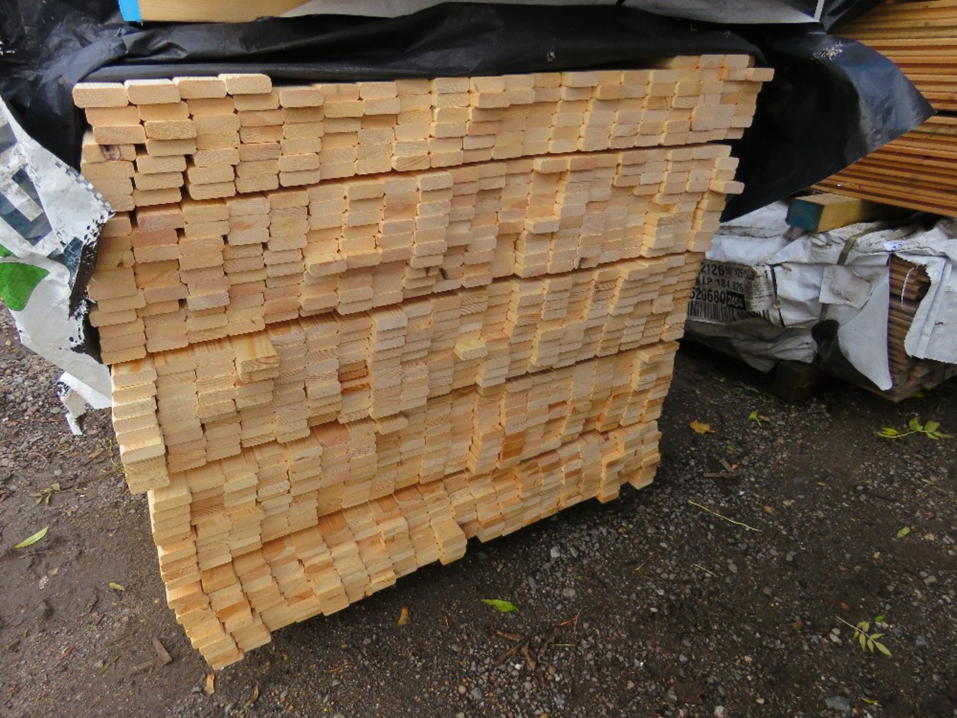 LARGE PACK OF VENETIAN TIMBER SLATS, UNTREATED. SIZE: 1.83M LENGTH X 45MM WIDE X 16MM DEPTH APPROX.