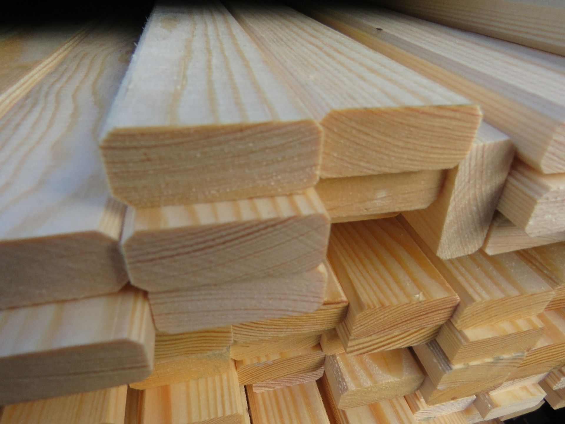 EXTRA LARGE PACK OF COMBI SLATS UNTREATED CLADDING TIMBER SLATS. SIZE: 2.4M LENGTH, 40MM WIDTH - Image 3 of 4