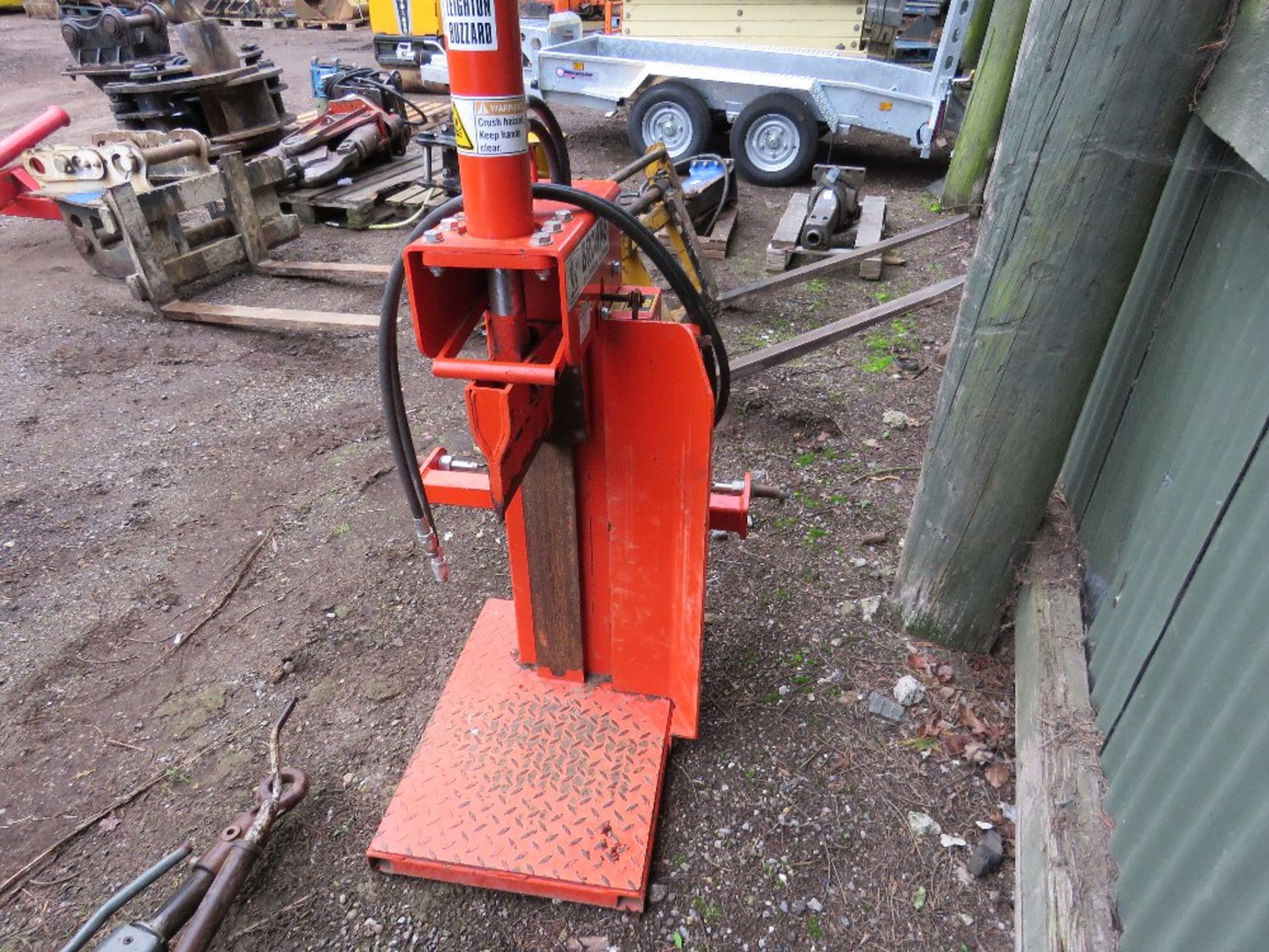 BROWNS HYDRAULIC TRACTOR MOUNTED VERTICAL LOG SPLITTER. - Image 4 of 6