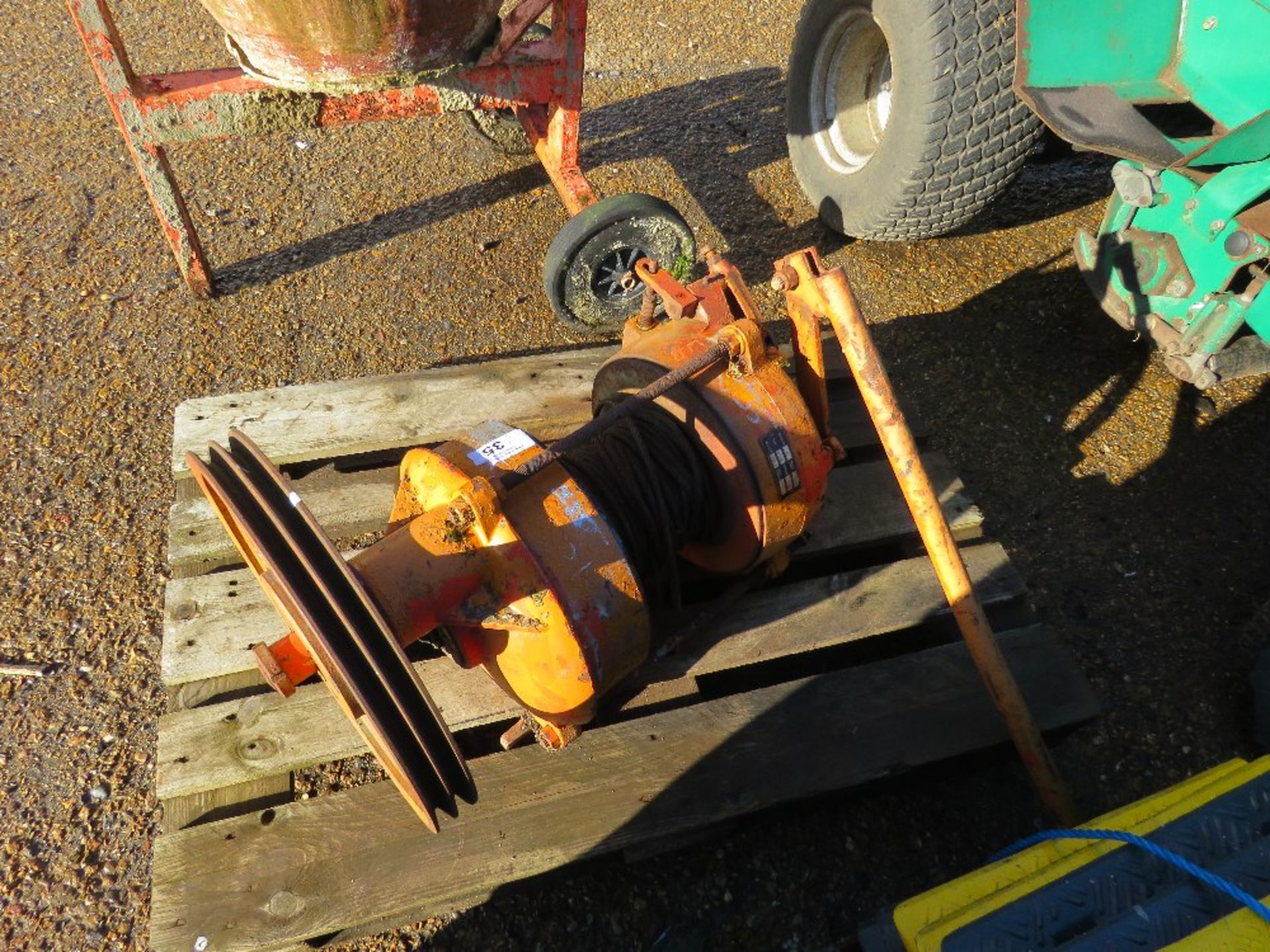 FLYWHEEL/BELT DRIVEN WINCH UNIT. - Image 2 of 2