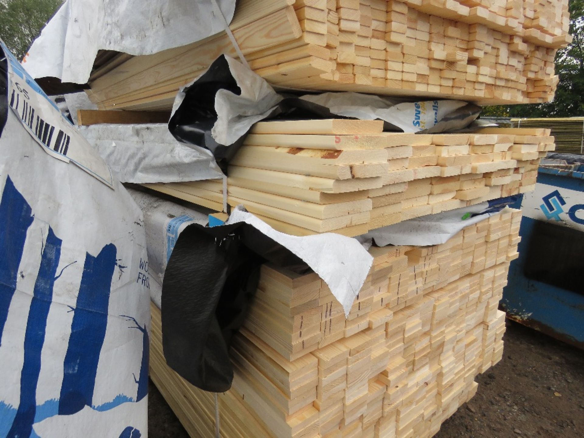 SMALL PACK OF UNTREATED MACHINED/PROFILED TIMBER FENCE BOARDS. SIZE: 1.88M LENGTH X 120MM WIDTH X