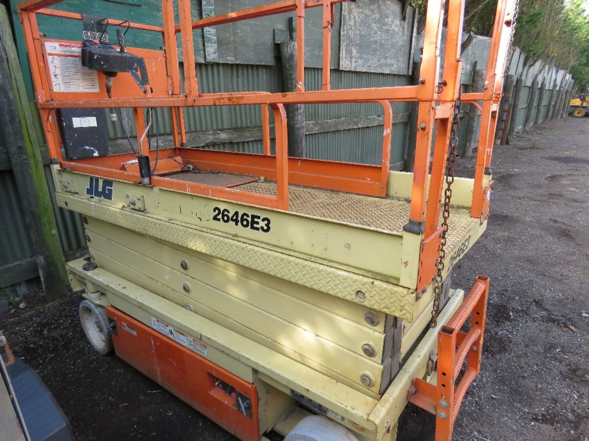 JLG 2646E3 SCISSOR LIFT ACCESS PLATFORM SN:0200093924. BATTERY FLAT WHEN DELIVERED, THEREFORE SOLD A - Image 3 of 6