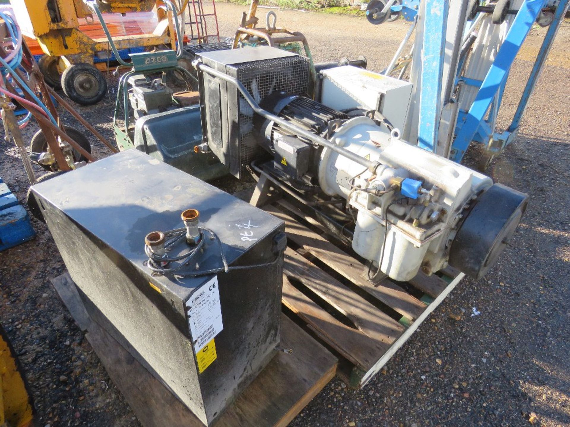 HYDROVANE 711 WORSHOP COMPRESSOR WITH DRIER UNIT, WORKING WHEN REMOVED FROM FACTORY. NO VAT ON HAMME - Image 2 of 5