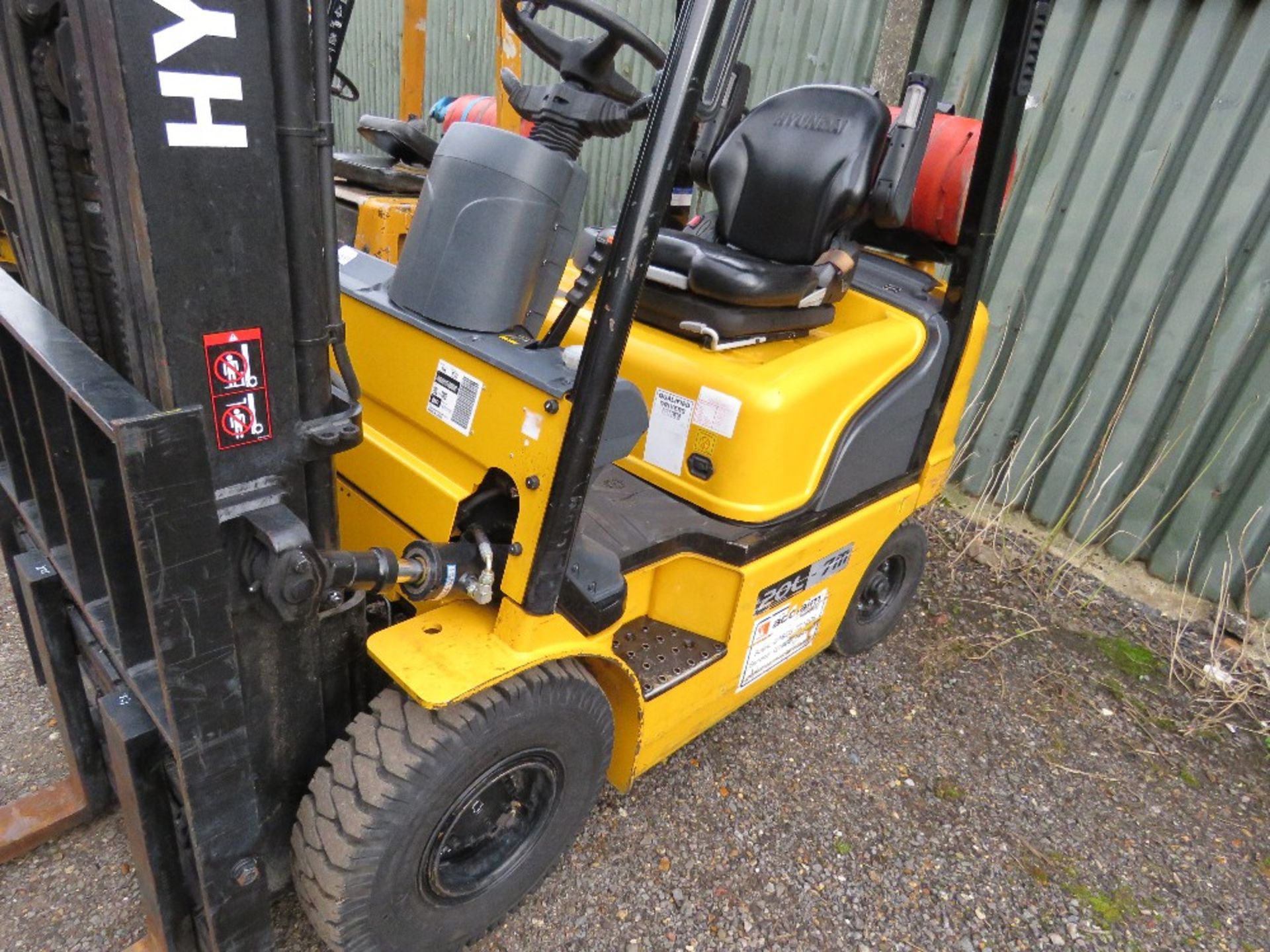 HYUNDAI 20L-7M GAS POWERED 2 TONNE FORKLIFT TRUCK. YEAR 2018 BUILD, LITTLE USED RECENTLY. - Image 4 of 12