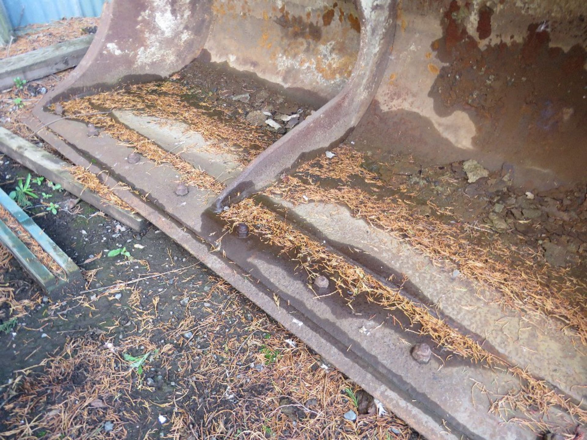 EXCAVATOR GRADING BUCKET, 2.1M WIDTH ON 80MM PINS.SOURCED FROM MAJOR UK ROADS CONTRACTOR. - Image 2 of 3