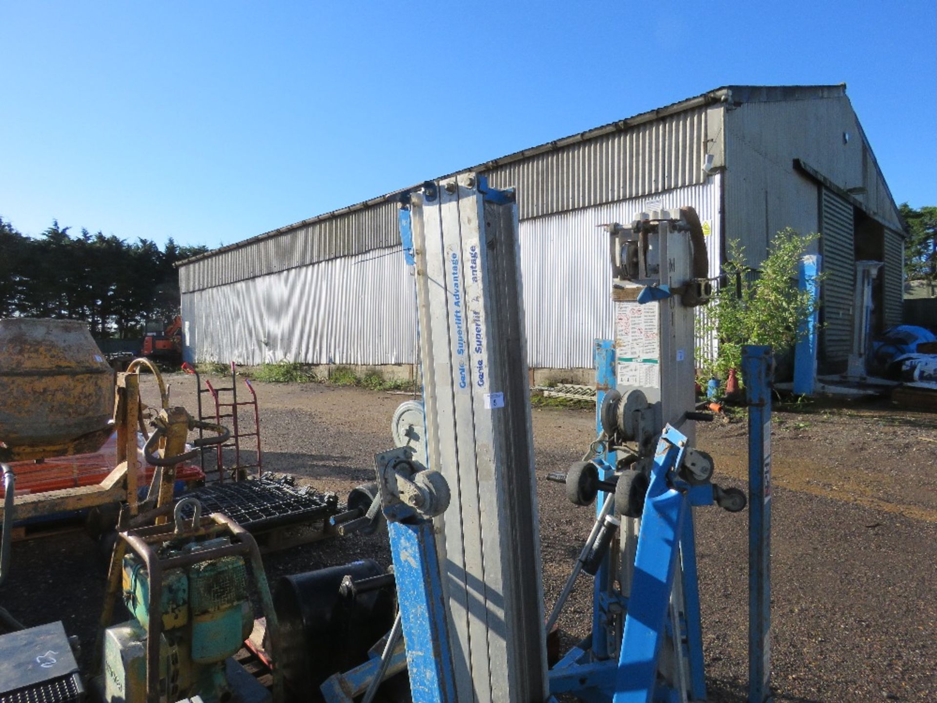 GENIE 3 STAGE MATERIAL LIFT UNIT WITH FORKS. - Image 2 of 6