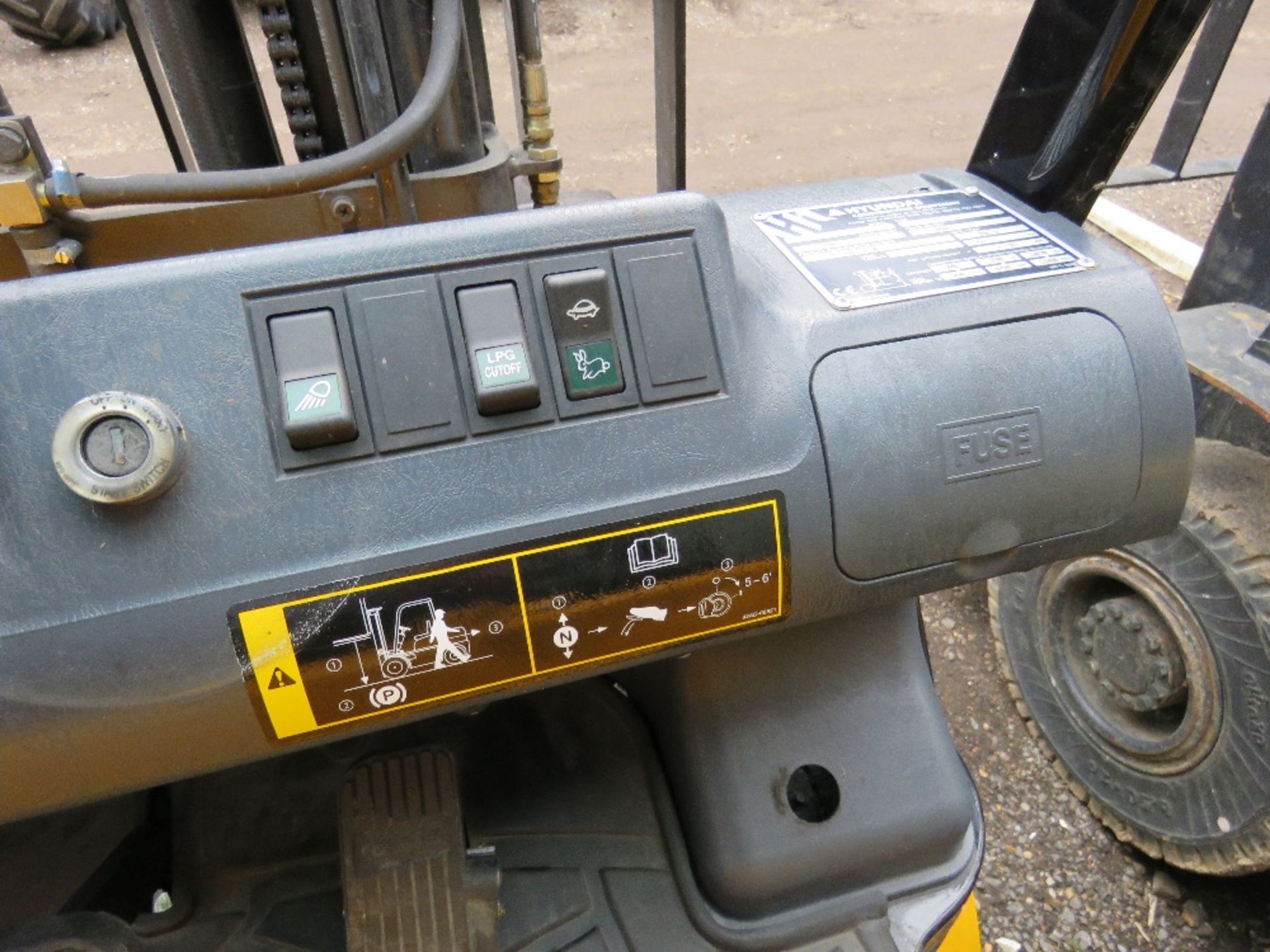 HYUNDAI 20L-7M GAS POWERED FORKLIFT TRUCK, YEAR 2018. 1600 REC HOURS APPROX. EXTRA SERVICE. - Image 7 of 11