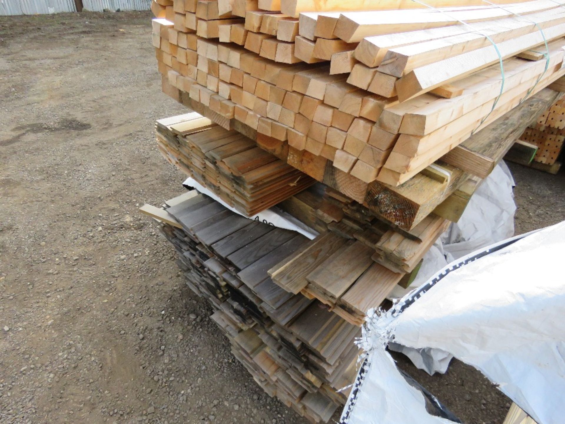 STACK OF ASSORTED SHIPLAP CLADDING, POSTS AND FENCING TIMBERS. - Image 3 of 4