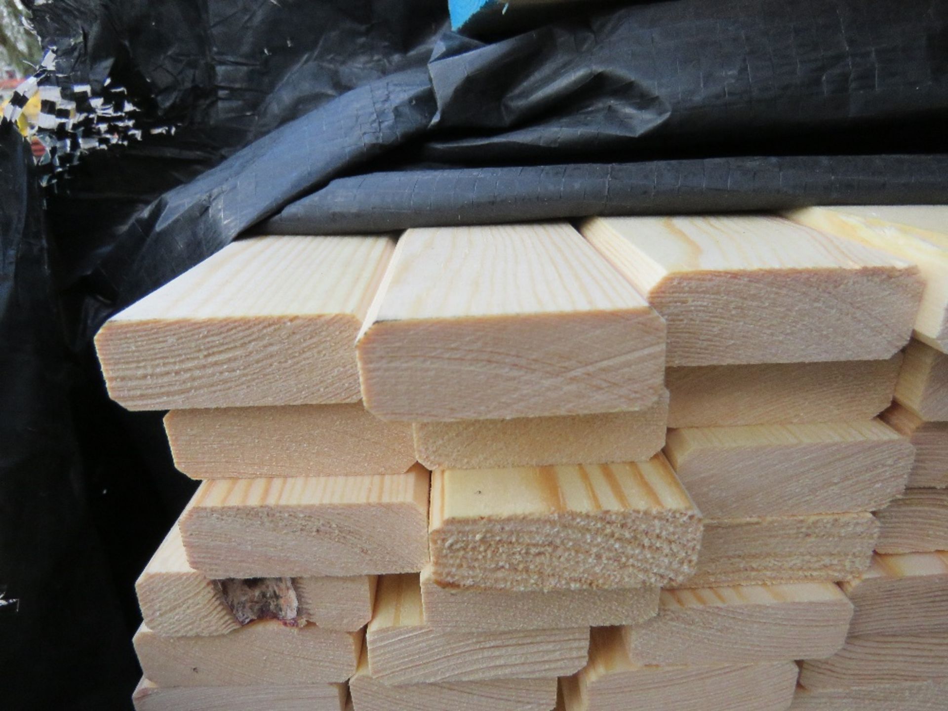 LARGE PACK OF VENETIAN TIMBER SLATS, UNTREATED. SIZE: 1.83M LENGTH X 45MM WIDE X 16MM DEPTH APPROX. - Image 2 of 4