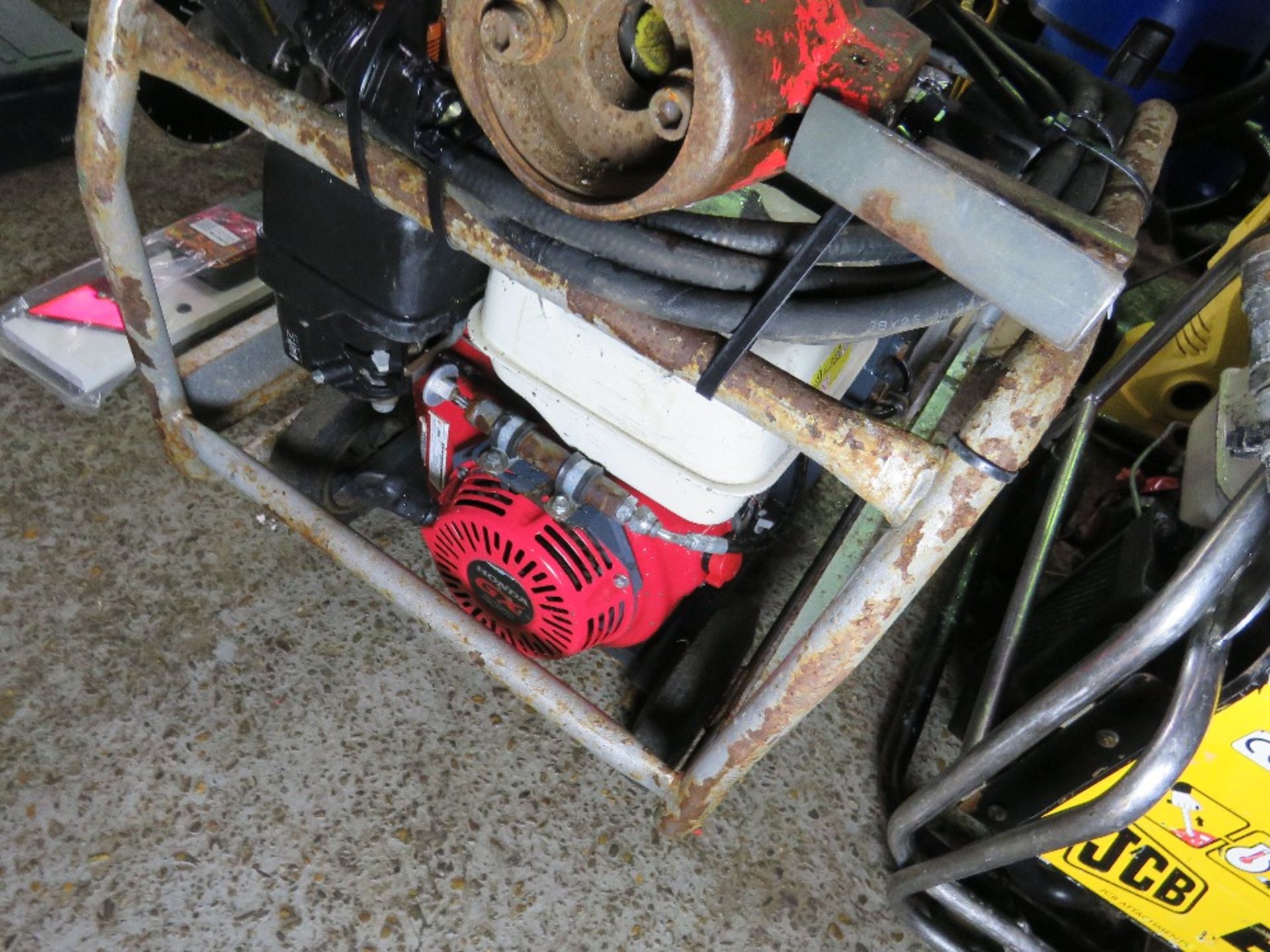 BELLE HYDRAULIC BREAKER PACK WITH HOSE AND GUN. - Image 2 of 5