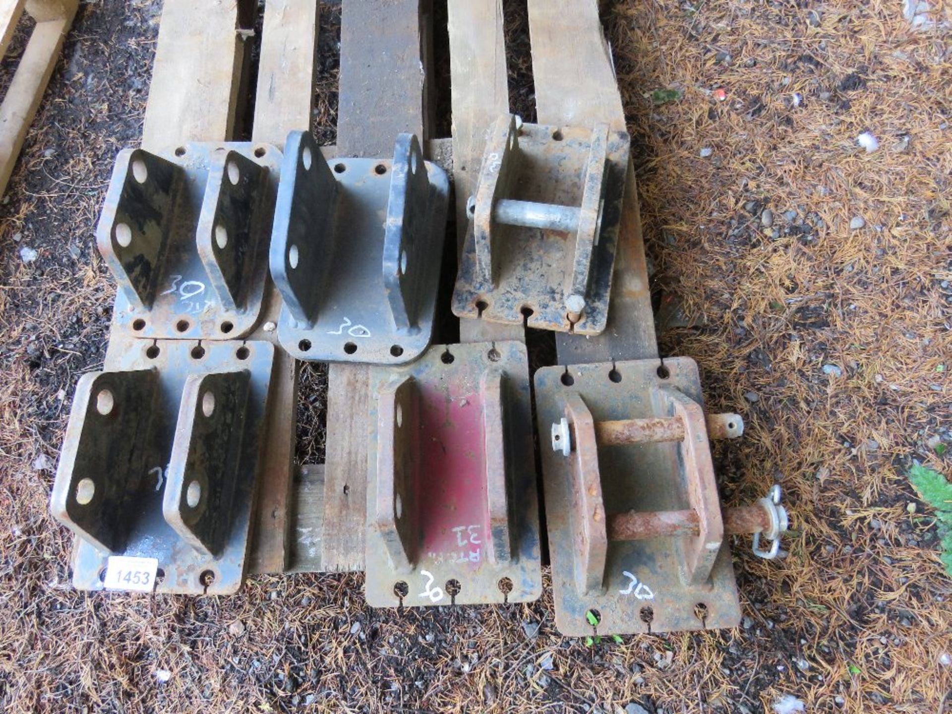 PALLET CONTAINING 6 X 30MM PINNED EXCAVATOR BREAKER HEADSTOCKS / MOUNTING BRACKETS. - Image 2 of 2