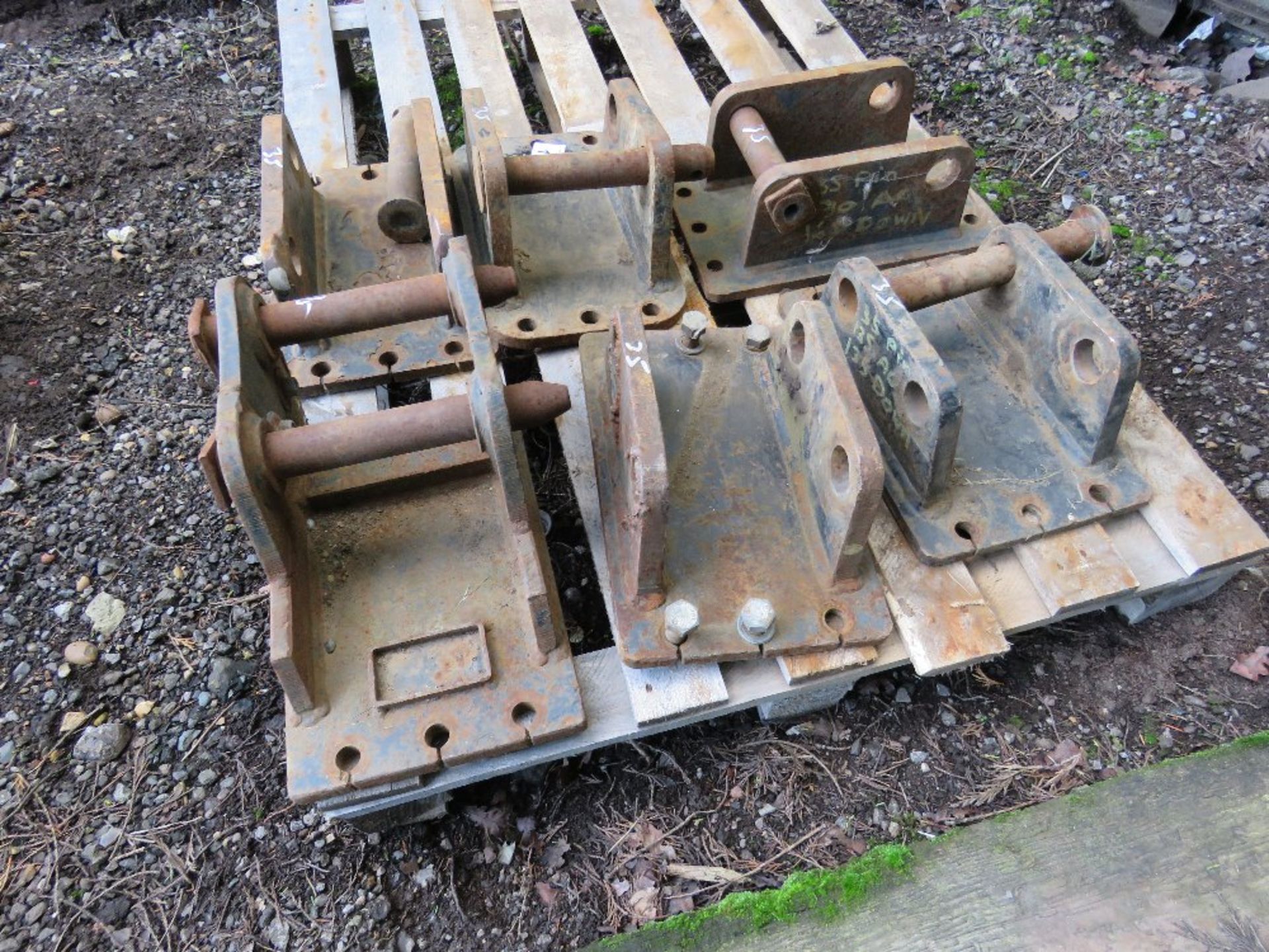 PALLET CONTAINING 6X 35MM PINNED EXCAVATOR BREAKER HEADSTOCKS / MOUNTING BRACKETS. - Image 2 of 2