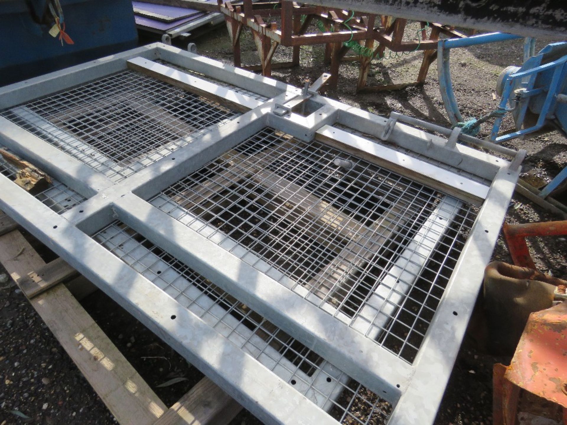 2 X HEAVY DUTY MESH COVERED SITE GATES, 2.35M HEIGHT @1.48M WIDE EACH (3M SPAN APPROX) - Image 2 of 3