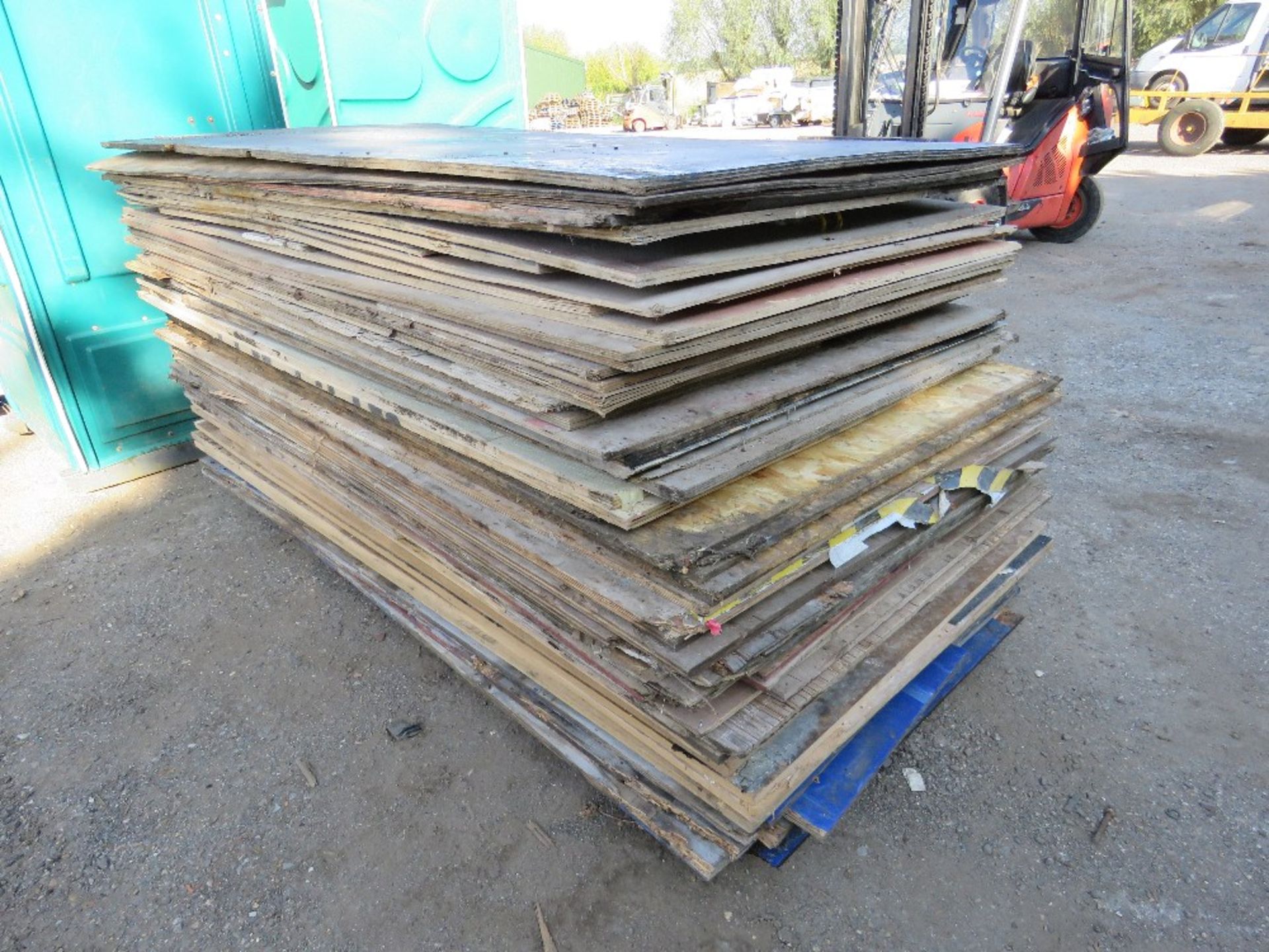 STACK OF APPROXIMATELY 65NO ASSORTED PRE USED PLYWOOD AND OTHER BOARDS. SOLD UNDER THE AUCTIONEERS M - Image 4 of 4