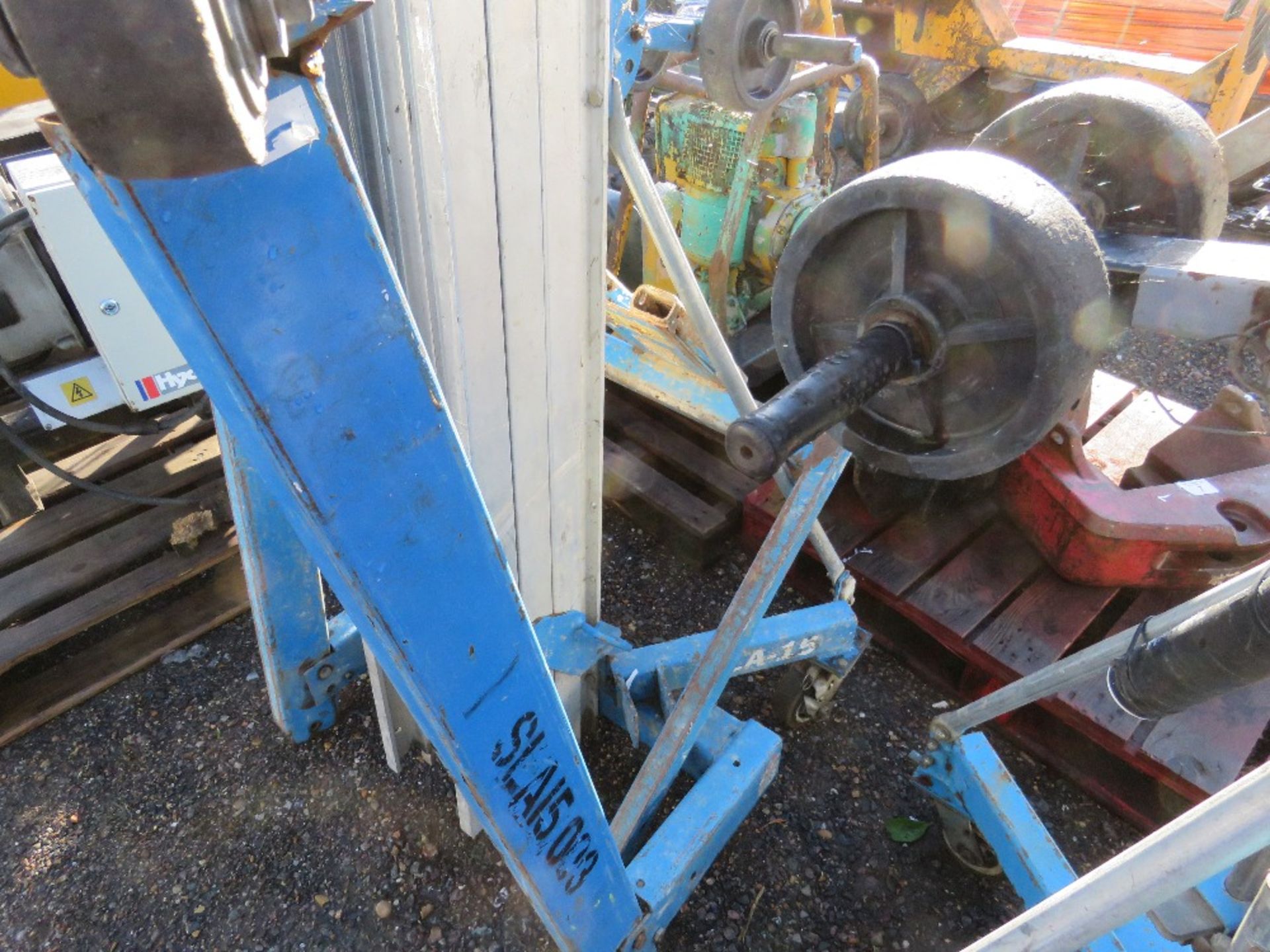 GENIE 3 STAGE MATERIAL LIFT UNIT WITH FORKS. - Image 3 of 6